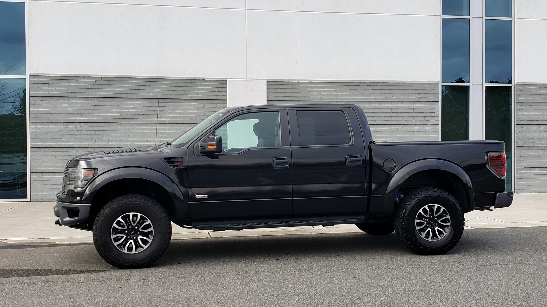 Used 2013 Ford F-150 SVT RAPTOR 4X4 SUPERCREW / 6.2L V8 / 6-SPD AUTO / NAV / LUX PKG for sale Sold at Formula Imports in Charlotte NC 28227 4