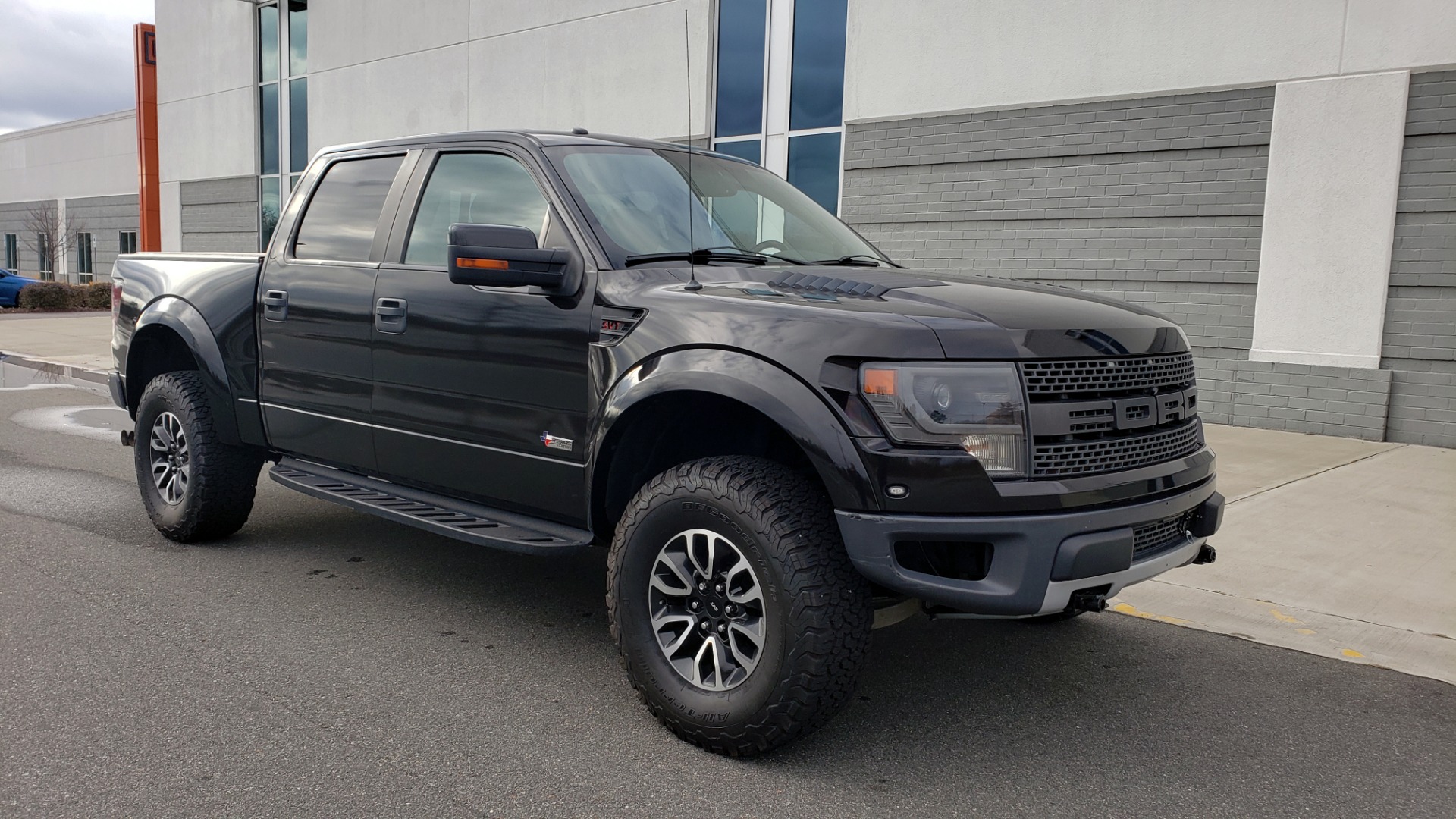 Used 2013 Ford F-150 SVT RAPTOR 4X4 SUPERCREW / 6.2L V8 / 6-SPD AUTO / NAV / LUX PKG for sale Sold at Formula Imports in Charlotte NC 28227 6