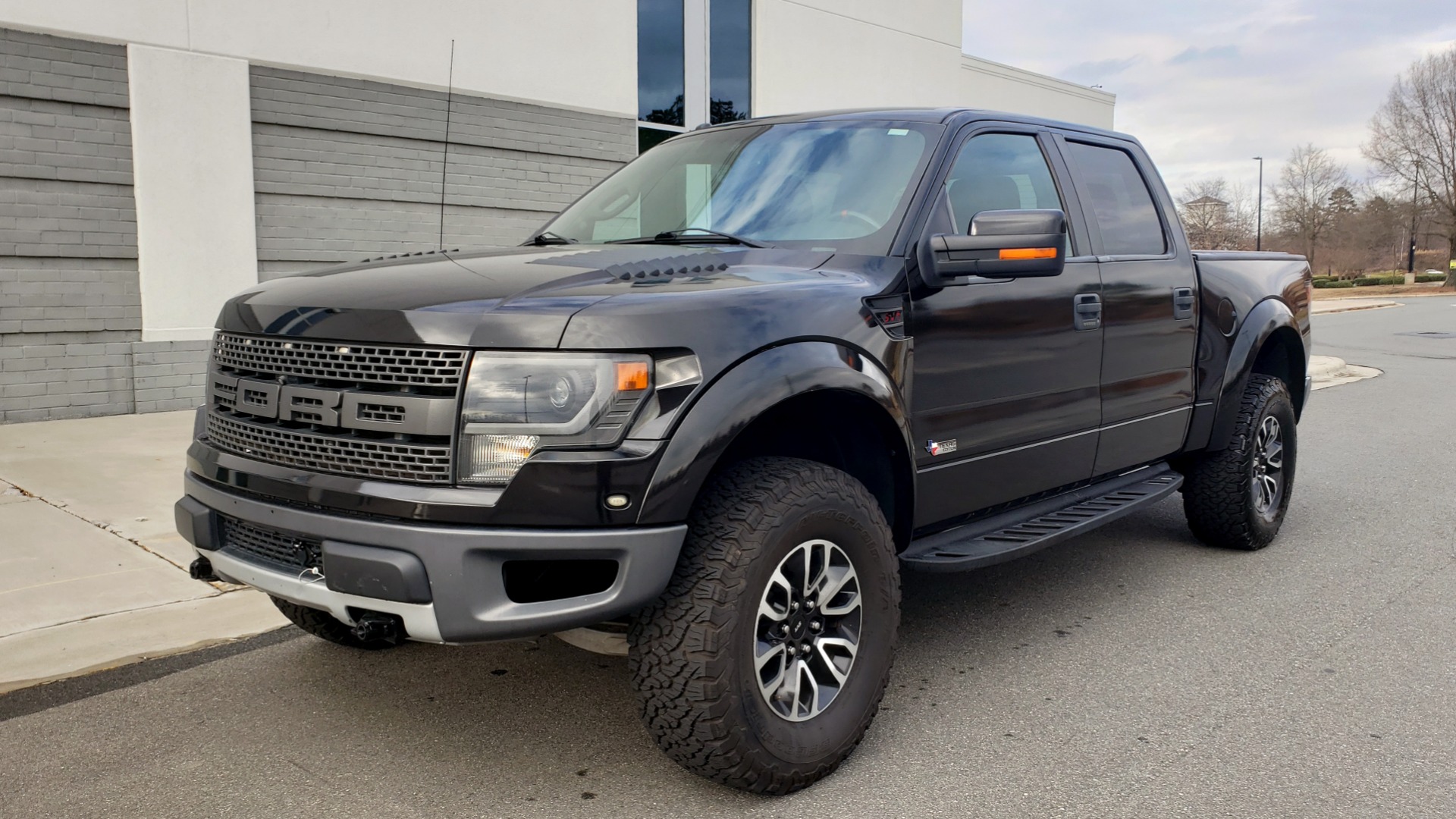 Used 2013 Ford F-150 SVT RAPTOR 4X4 SUPERCREW / 6.2L V8 / 6-SPD AUTO / NAV / LUX PKG for sale Sold at Formula Imports in Charlotte NC 28227 1