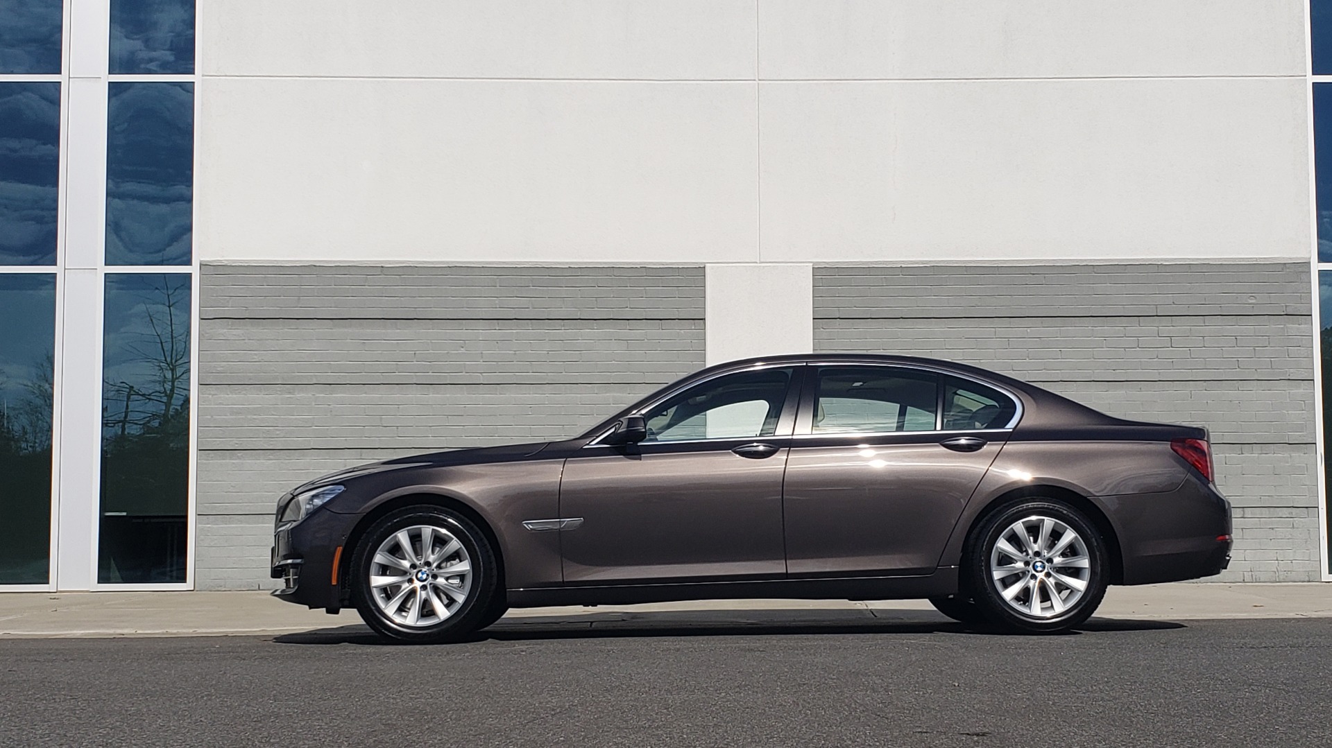 Used 2015 BMW 7 SERIES 740I SEDAN / EXECUTIVE PKG / DRVR ASST PLUS / HEADS-UP for sale Sold at Formula Imports in Charlotte NC 28227 4