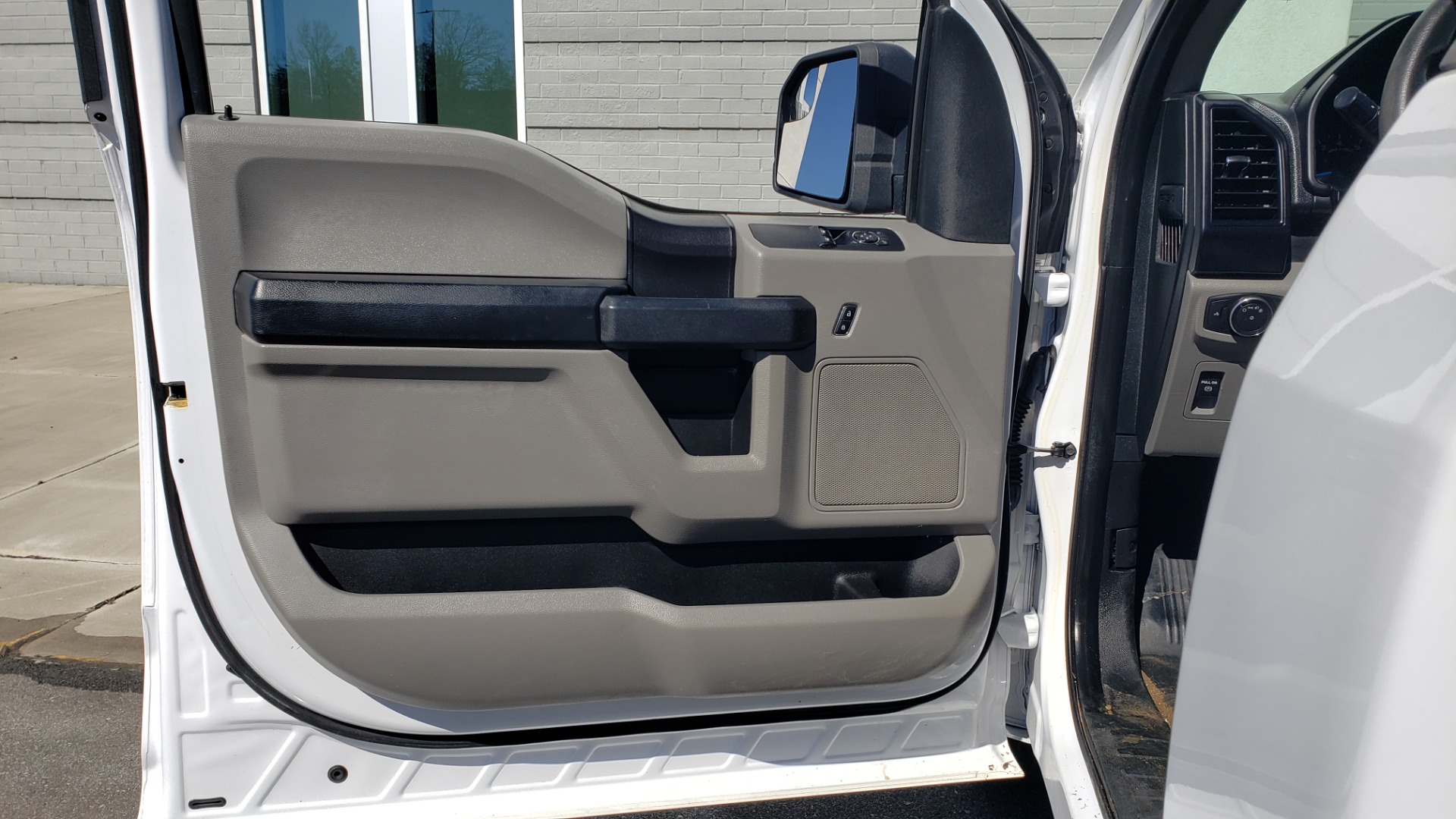 Used 2016 Ford F-150 XL / 2WD / V6 / AUTO / LONG BED / 141IN WB / WORK TRUCK for sale Sold at Formula Imports in Charlotte NC 28227 31