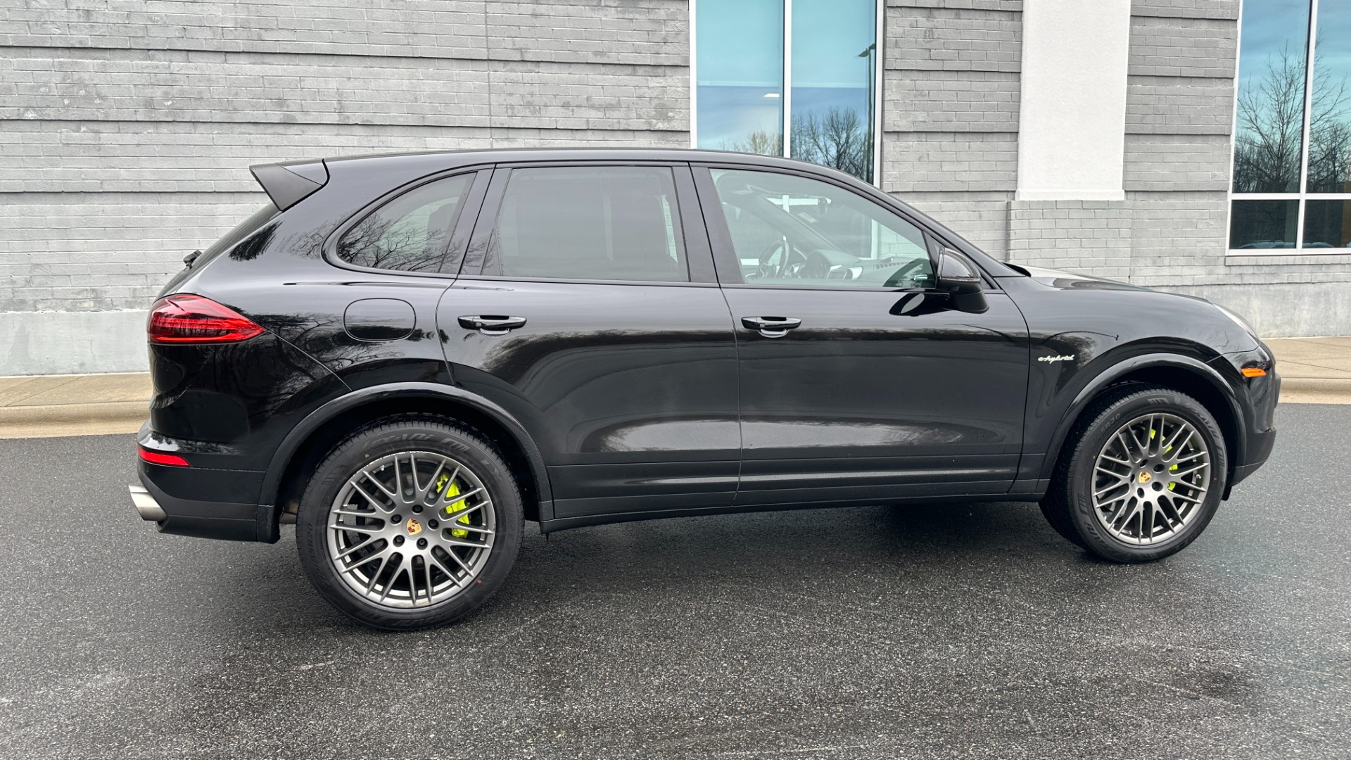 Used 2017 Porsche Cayenne S E-Hybrid PLATINUM / PREMIUM PLUS / SAFETY ASSIST for sale Sold at Formula Imports in Charlotte NC 28227 3