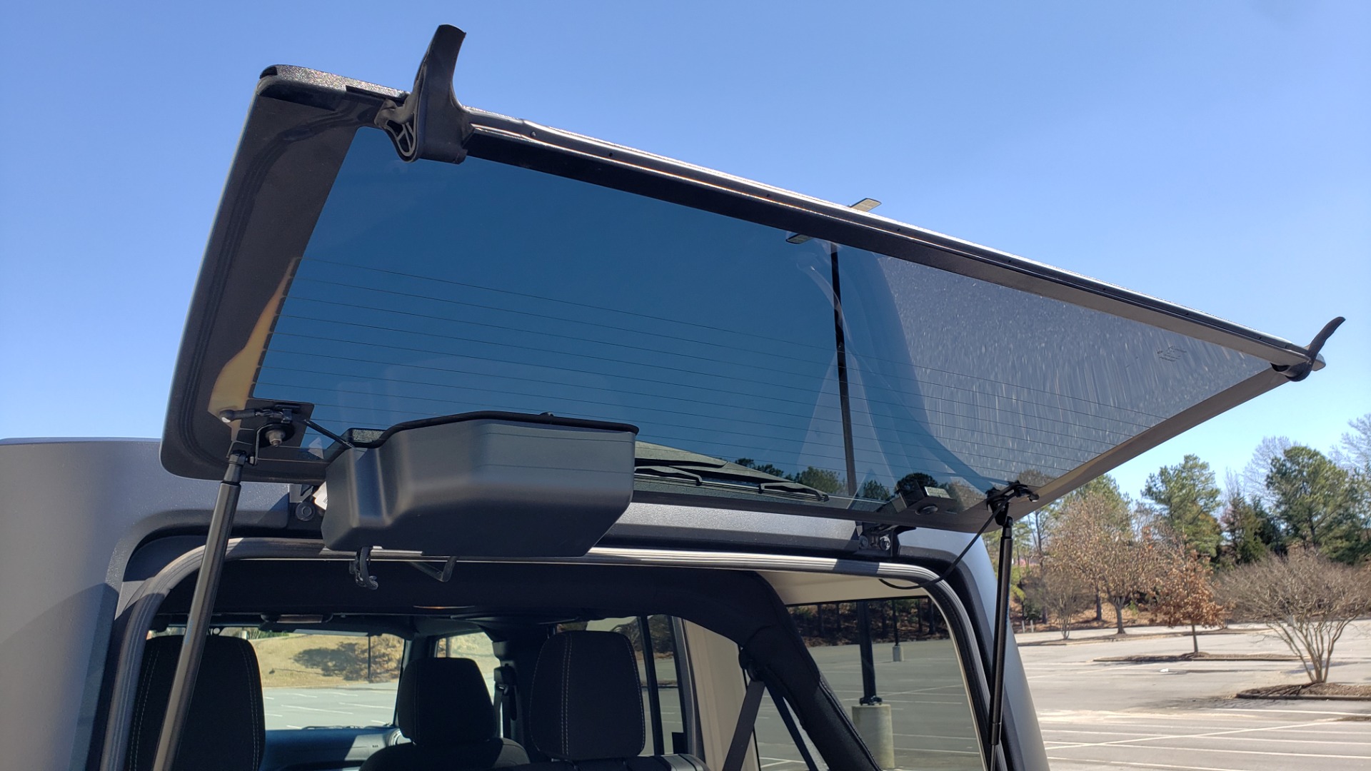 Used 2017 Jeep WRANGLER UNLIMITED SAHARA 4X4 / 3-PC FREEDOM TOP / 3.6L V6 / 5-SPD AUTO for sale Sold at Formula Imports in Charlotte NC 28227 26