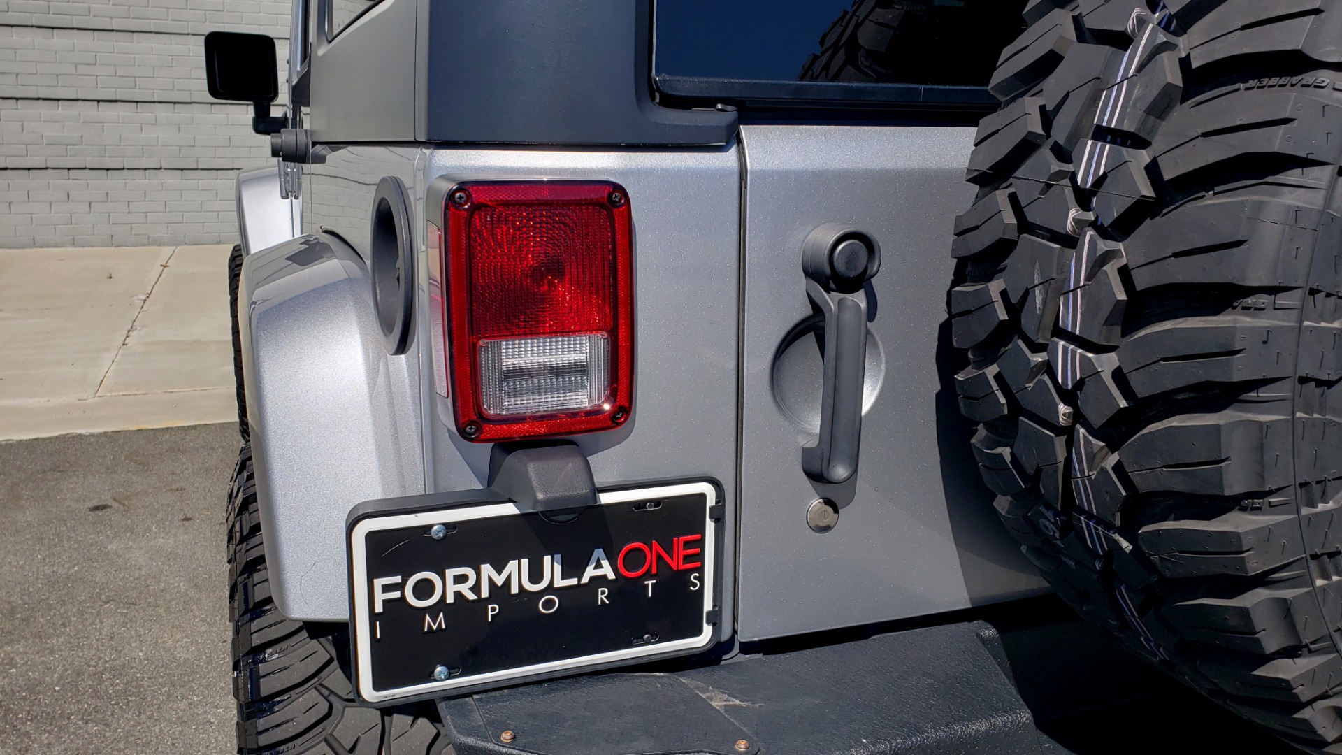 Used 2017 Jeep WRANGLER UNLIMITED SAHARA 4X4 / 3-PC FREEDOM TOP / 3.6L V6 / 5-SPD AUTO for sale Sold at Formula Imports in Charlotte NC 28227 33