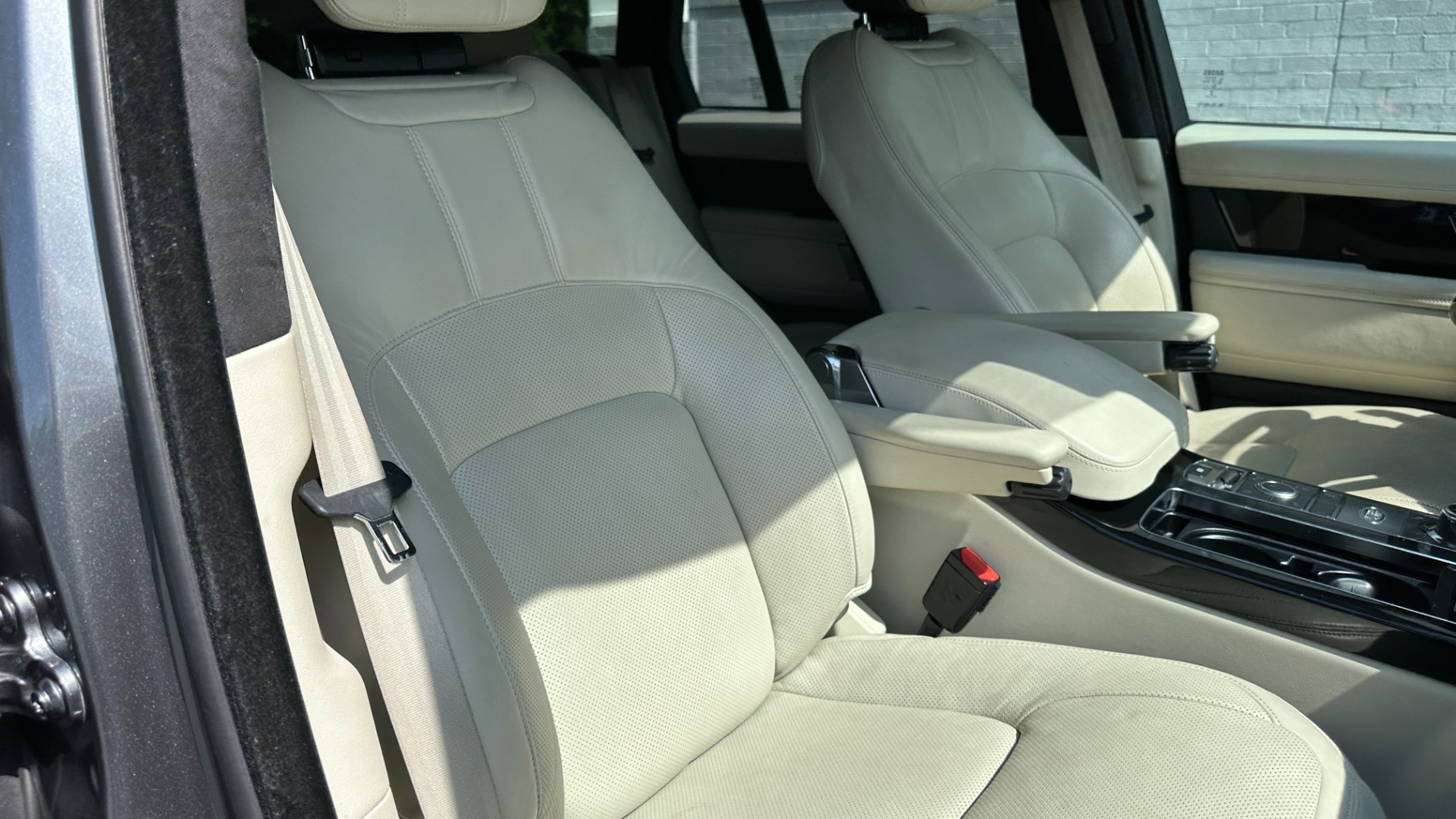 Used 2018 Land Rover Range Rover V8 SUPERCHARGED for sale $48,999 at Formula Imports in Charlotte NC 28227 39