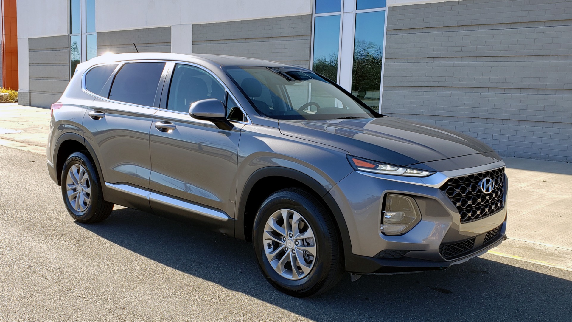 Used 2019 Hyundai SANTA FE SE / 2.4L 4-CYL / 8-SPD AUTO / BLIND SPOT / LANE KEEP ASSIST for sale Sold at Formula Imports in Charlotte NC 28227 5