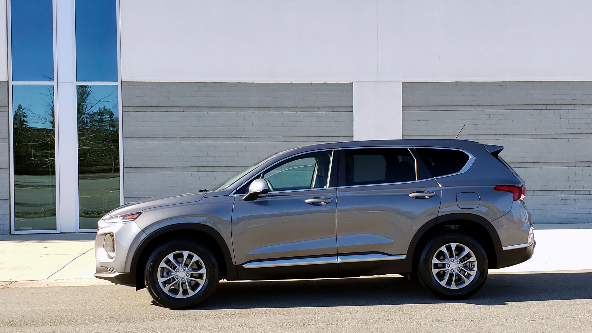 Used 2019 Hyundai SANTA FE SE / 2.4L 4-CYL / 8-SPD AUTO / BLIND SPOT / LANE KEEP ASSIST for sale Sold at Formula Imports in Charlotte NC 28227 6