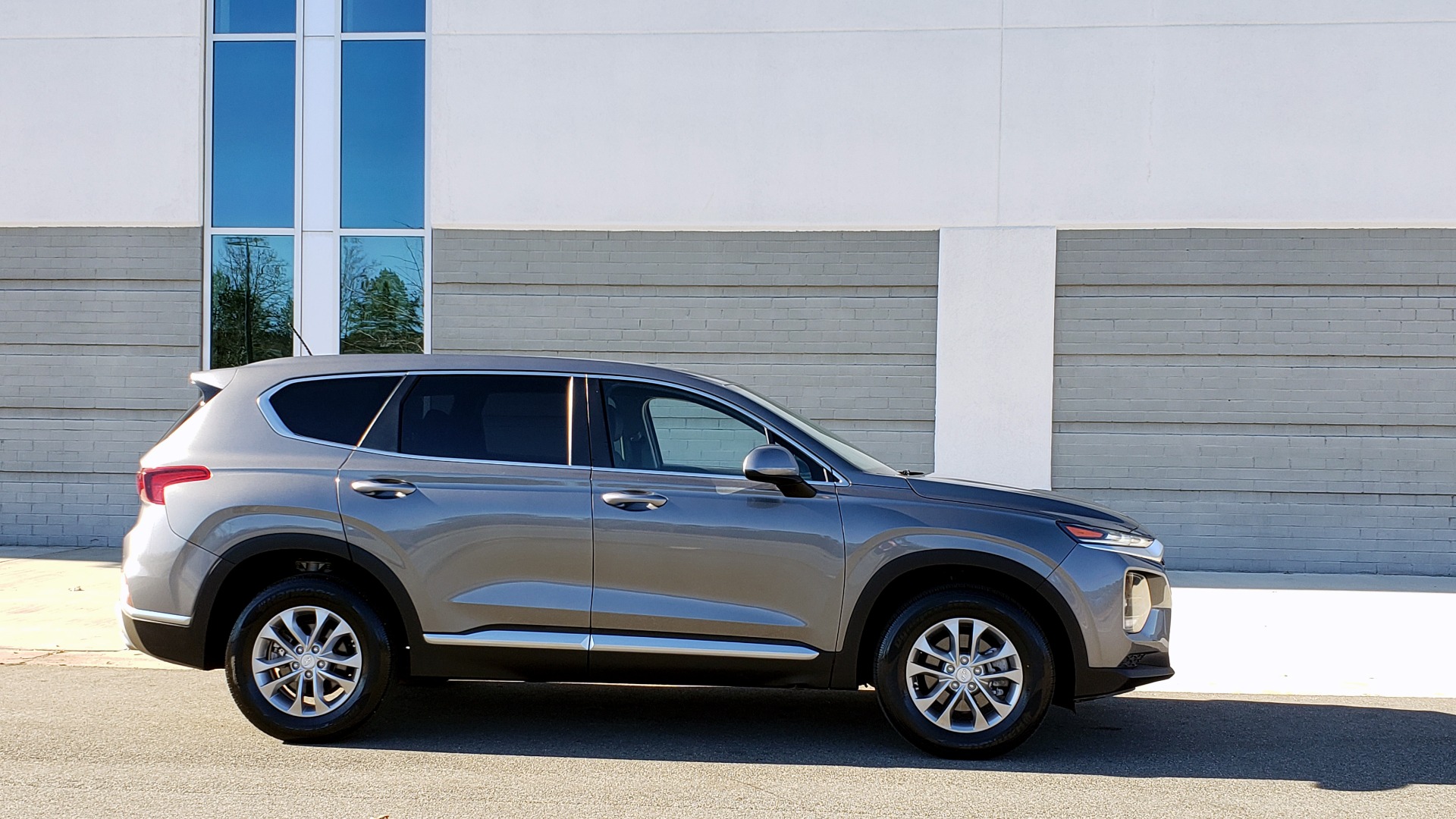 Used 2019 Hyundai SANTA FE SE / 2.4L 4-CYL / 8-SPD AUTO / BLIND SPOT / LANE KEEP ASSIST for sale Sold at Formula Imports in Charlotte NC 28227 8