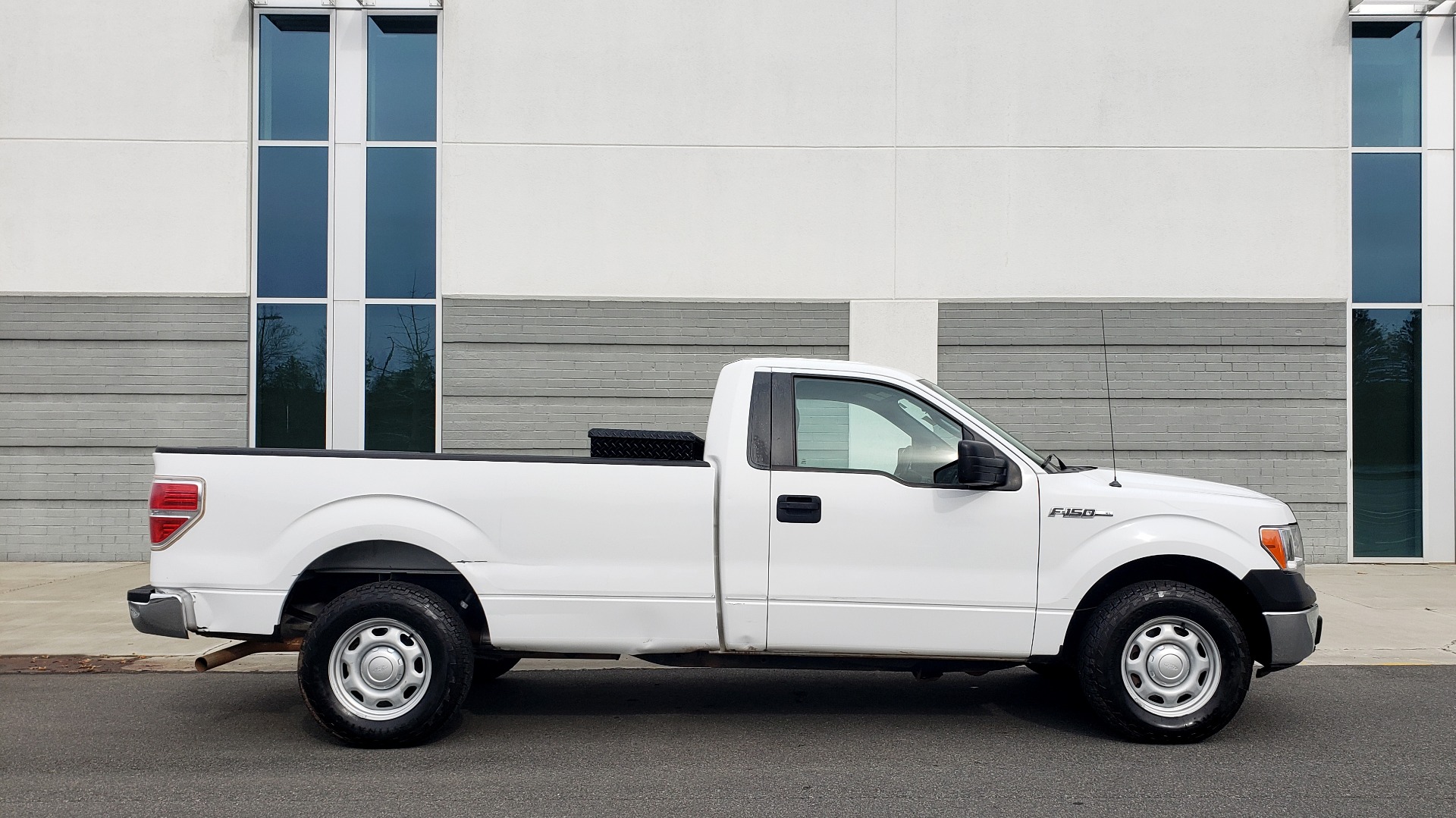 Used 2014 Ford F-150 XL / 2WD / V6 / AUTO / LONG BED / 145IN WB / WORK TRUCK for sale Sold at Formula Imports in Charlotte NC 28227 5