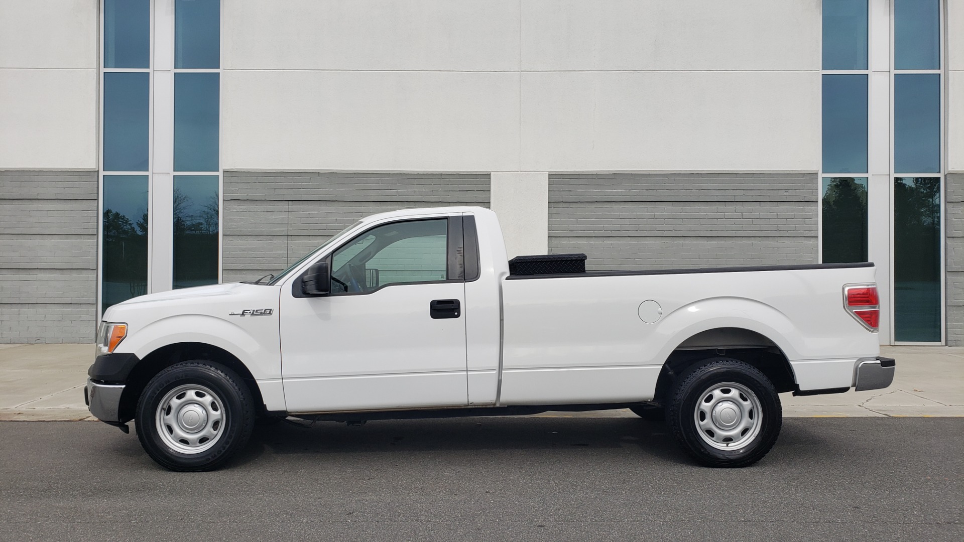 Used 2014 Ford F-150 XL 4X2 REGULAR CAB / 3.7L V6 / 6-SPD AUTO / CRUISE CONTROL for sale Sold at Formula Imports in Charlotte NC 28227 2