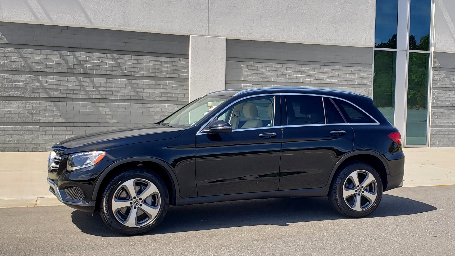Used 2018 Mercedes-Benz GLC 300 PREMIUM / PANO-ROOF / HTD STS / REARVIEW for sale Sold at Formula Imports in Charlotte NC 28227 3