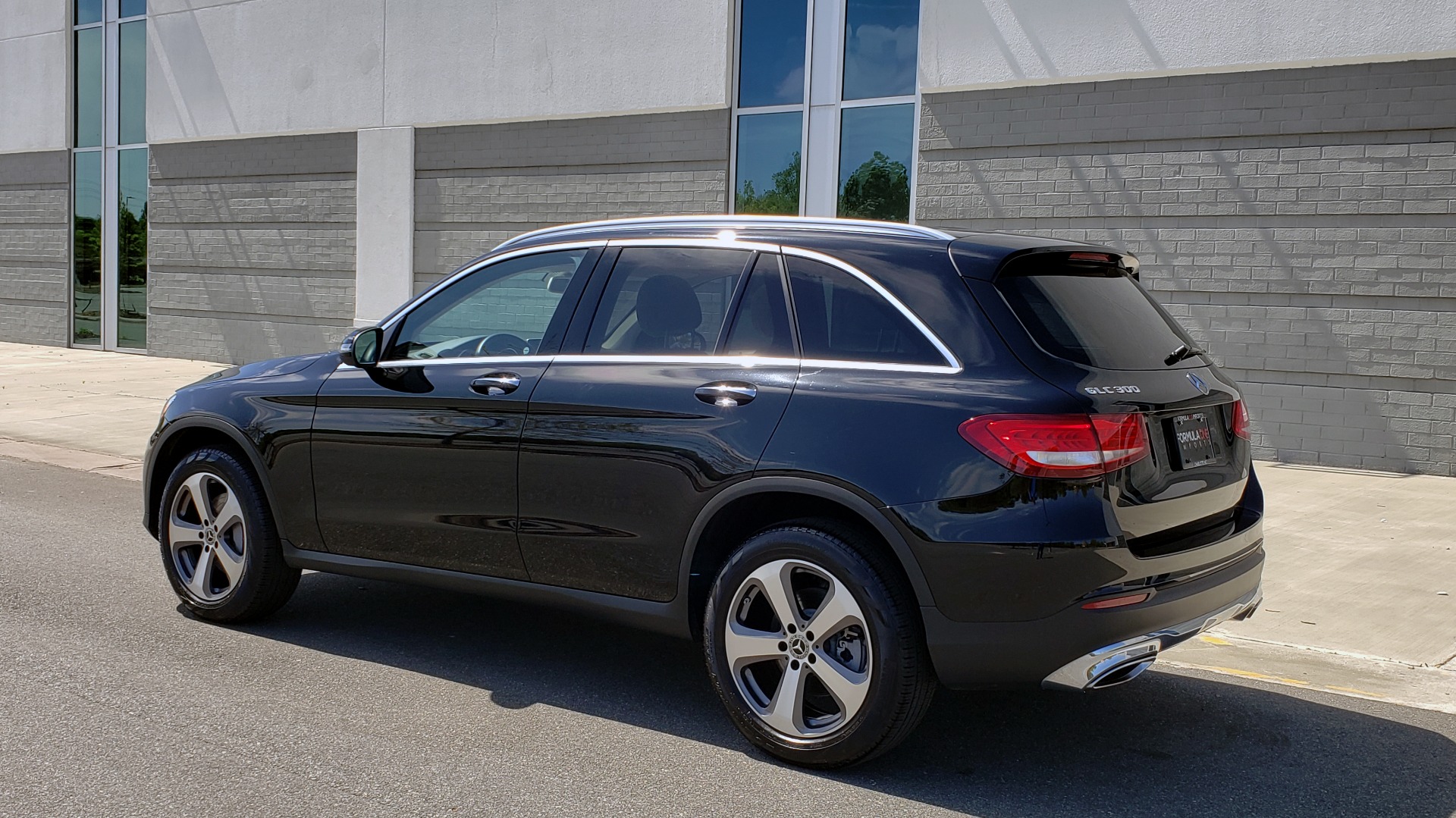 Used 2018 Mercedes-Benz GLC 300 PREMIUM / PANO-ROOF / HTD STS / REARVIEW for sale Sold at Formula Imports in Charlotte NC 28227 4