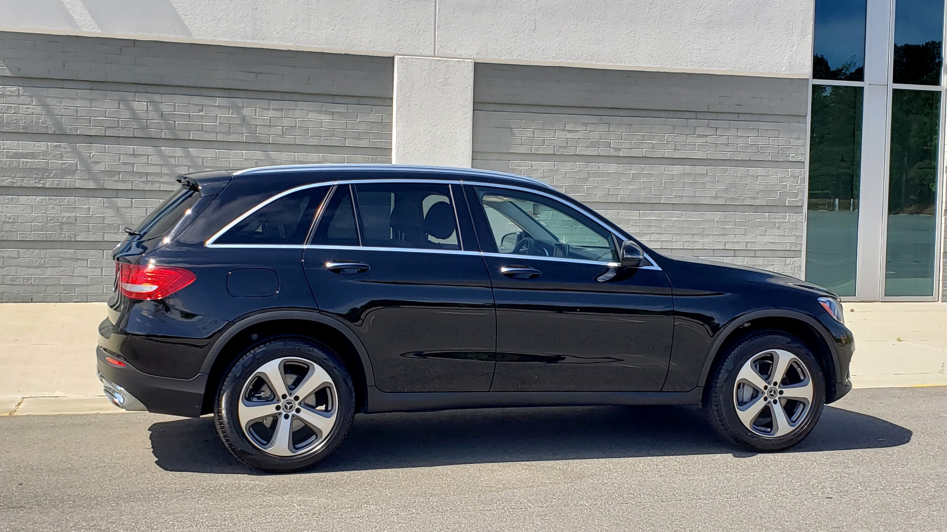 Used 2018 Mercedes-Benz GLC 300 PREMIUM / PANO-ROOF / HTD STS / REARVIEW for sale Sold at Formula Imports in Charlotte NC 28227 6