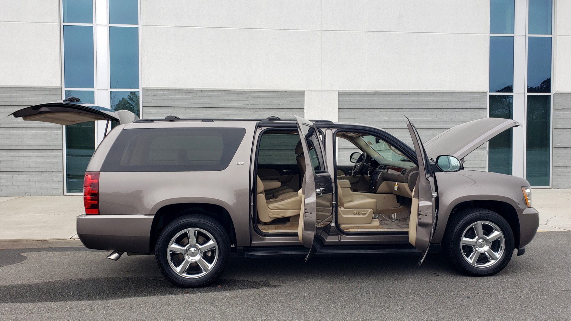 Used 2014 Chevrolet SUBURBAN LTZ / 4WD / ENTERTAINMENT / NAV / SUNROOF / TRAILER PKG for sale Sold at Formula Imports in Charlotte NC 28227 12