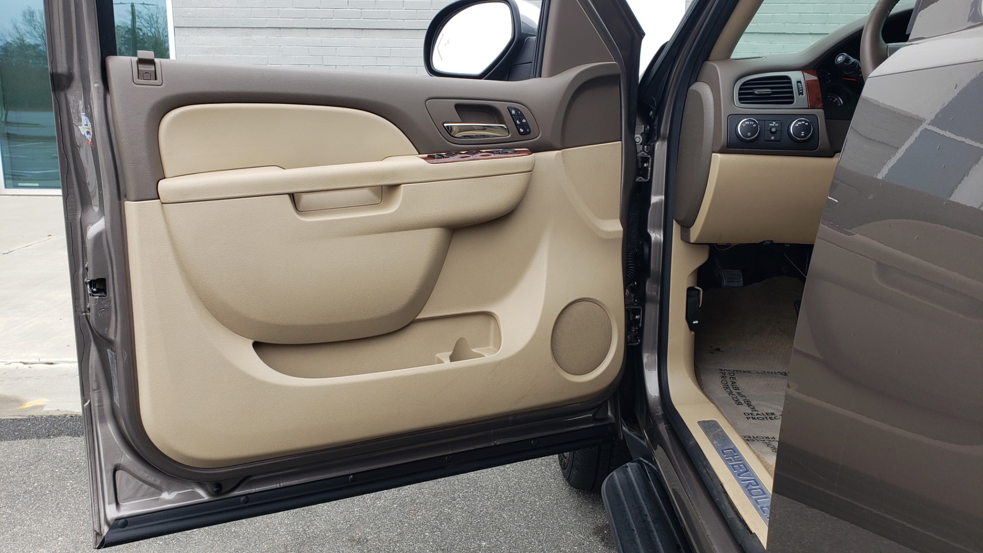Used 2014 Chevrolet SUBURBAN LTZ / 4WD / ENTERTAINMENT / NAV / SUNROOF / TRAILER PKG for sale Sold at Formula Imports in Charlotte NC 28227 31