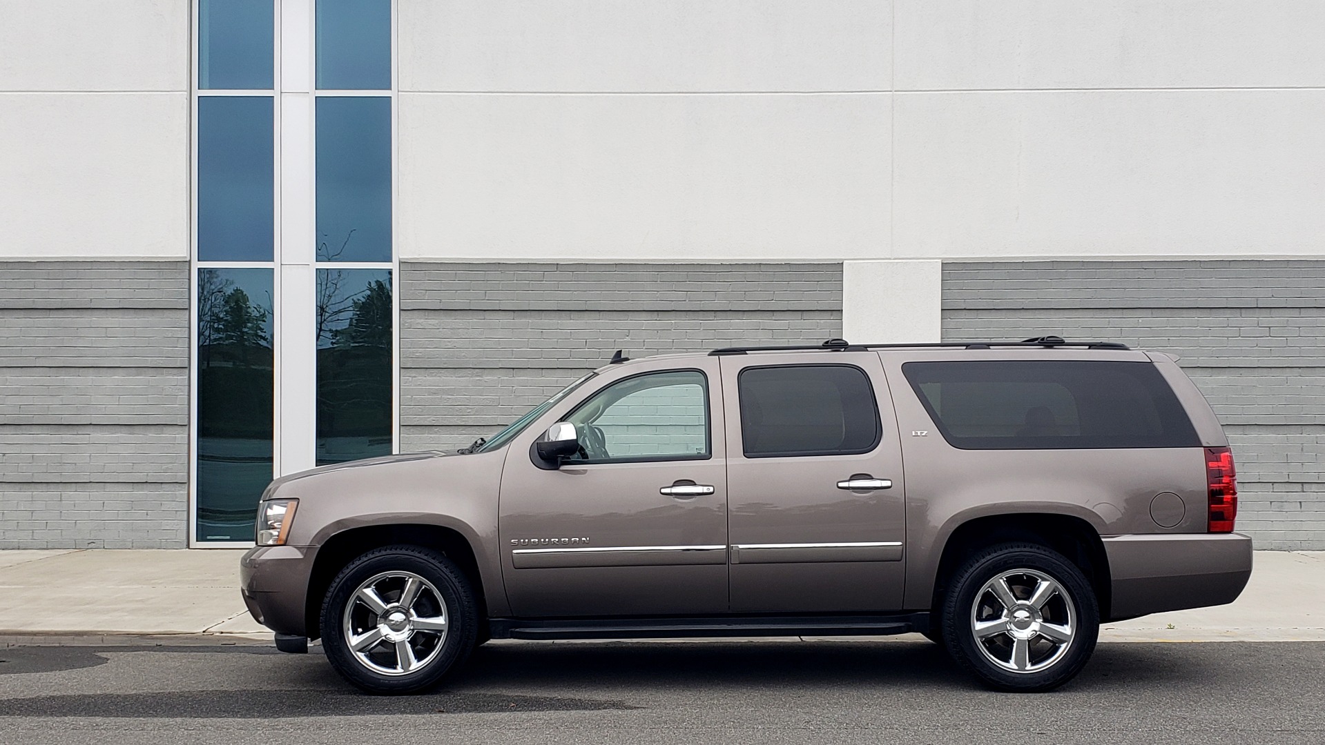 Used 2014 Chevrolet SUBURBAN LTZ / 4WD / ENTERTAINMENT / NAV / SUNROOF / TRAILER PKG for sale Sold at Formula Imports in Charlotte NC 28227 4