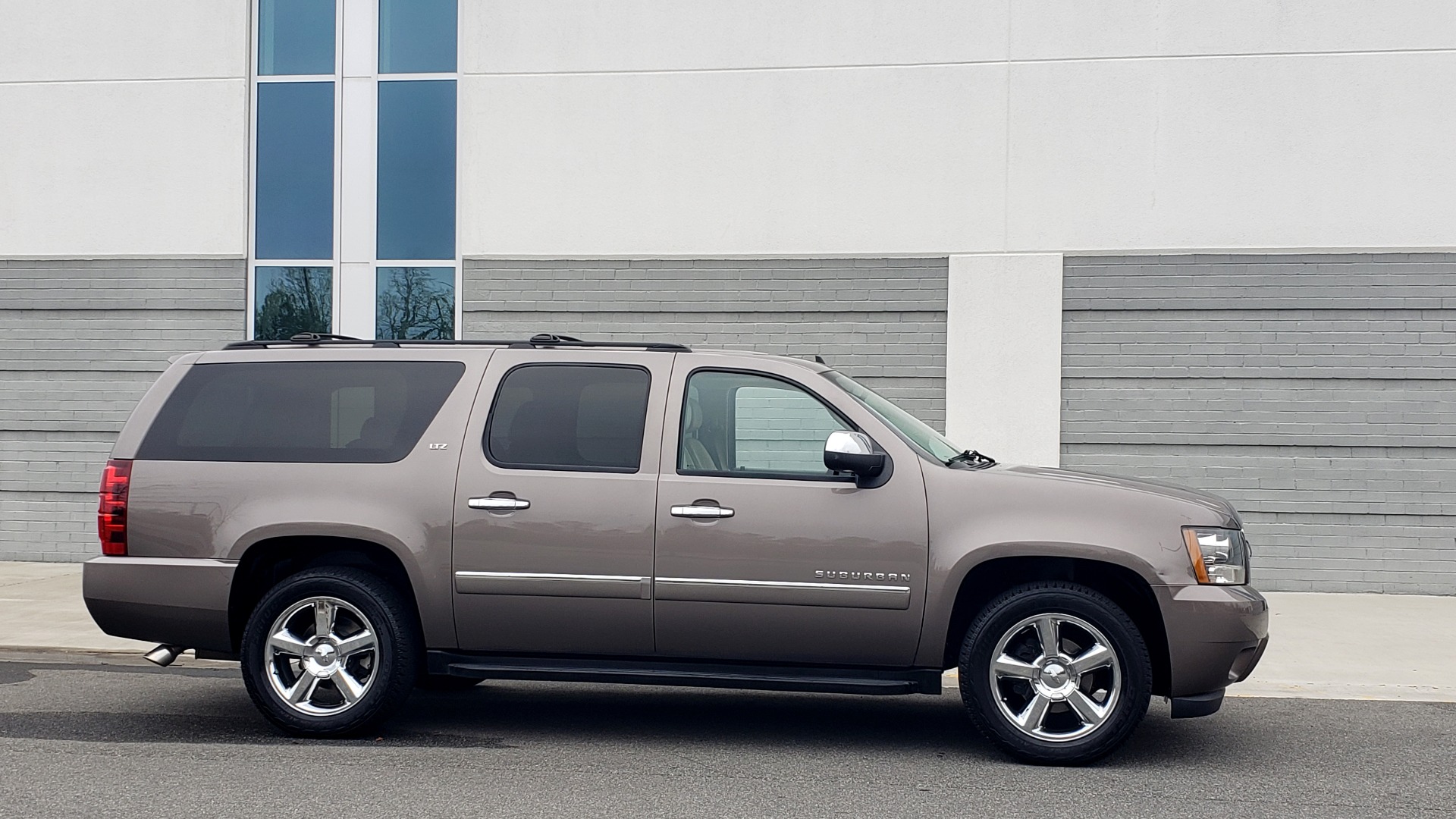 Used 2014 Chevrolet SUBURBAN LTZ / 4WD / ENTERTAINMENT / NAV / SUNROOF / TRAILER PKG for sale Sold at Formula Imports in Charlotte NC 28227 6