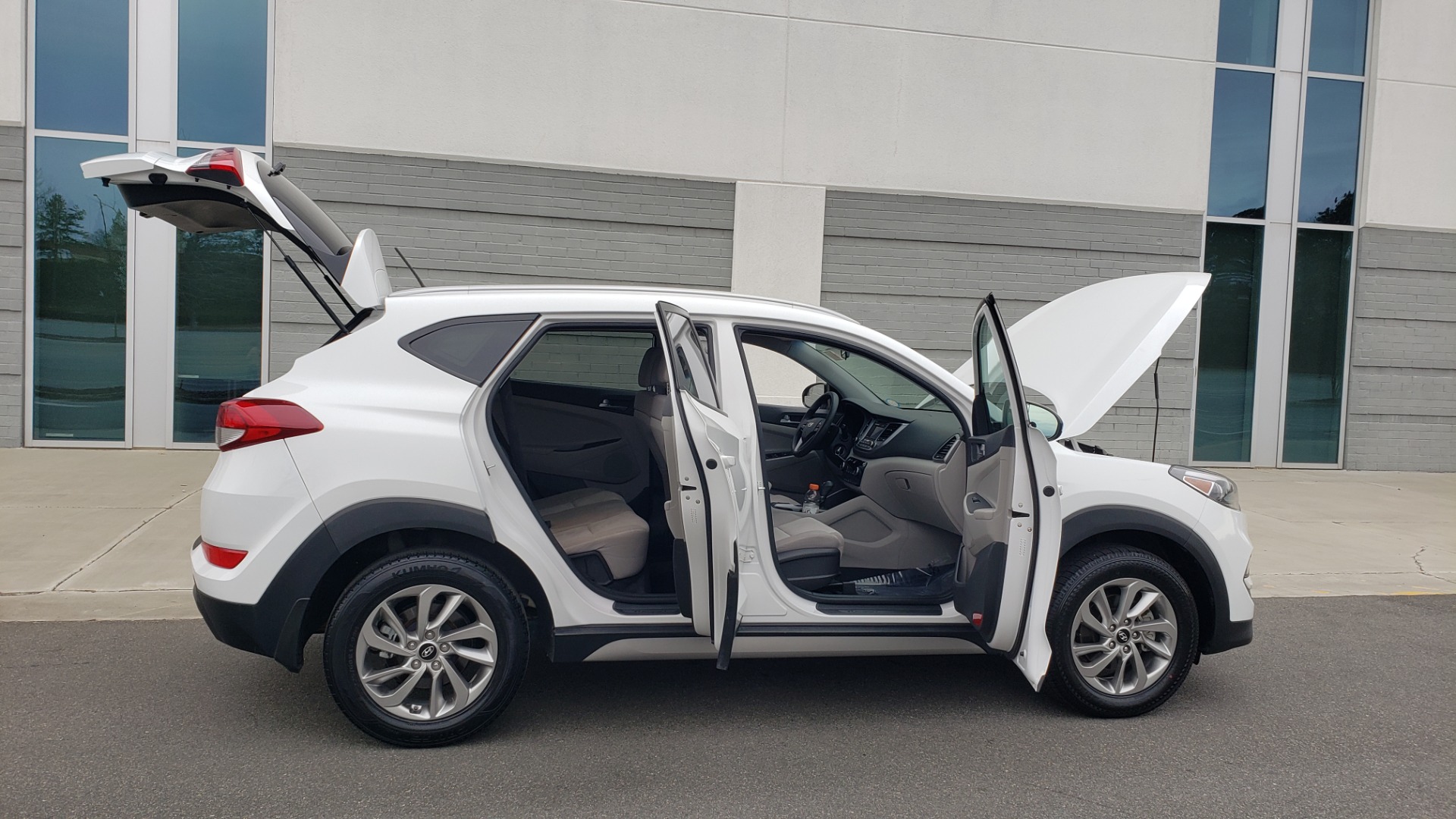 Used 2017 Hyundai TUCSON SE / 2.0L / 6-SPD AUTO / CLOTH / REARVIEW CAMERA for sale Sold at Formula Imports in Charlotte NC 28227 10