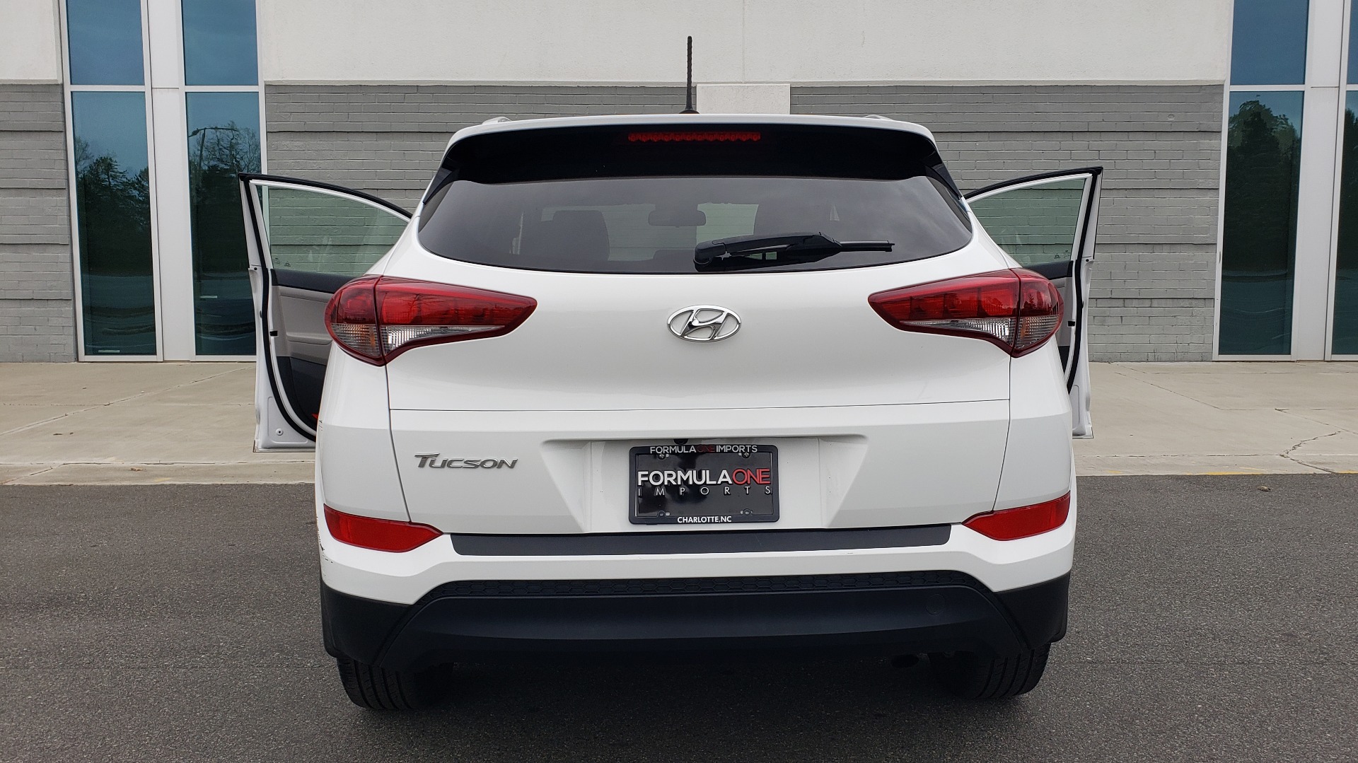 Used 2017 Hyundai TUCSON SE / 2.0L / 6-SPD AUTO / CLOTH / REARVIEW CAMERA for sale Sold at Formula Imports in Charlotte NC 28227 28