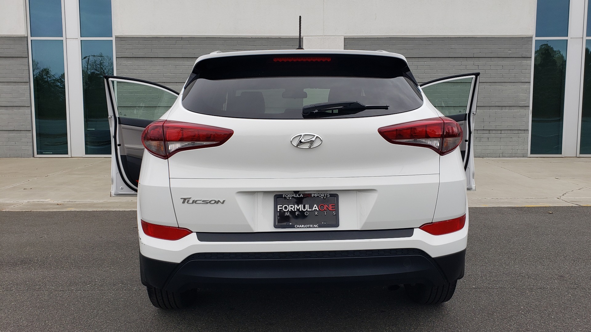 Used 2017 Hyundai TUCSON SE / 2.0L / 6-SPD AUTO / CLOTH / REARVIEW CAMERA for sale Sold at Formula Imports in Charlotte NC 28227 28