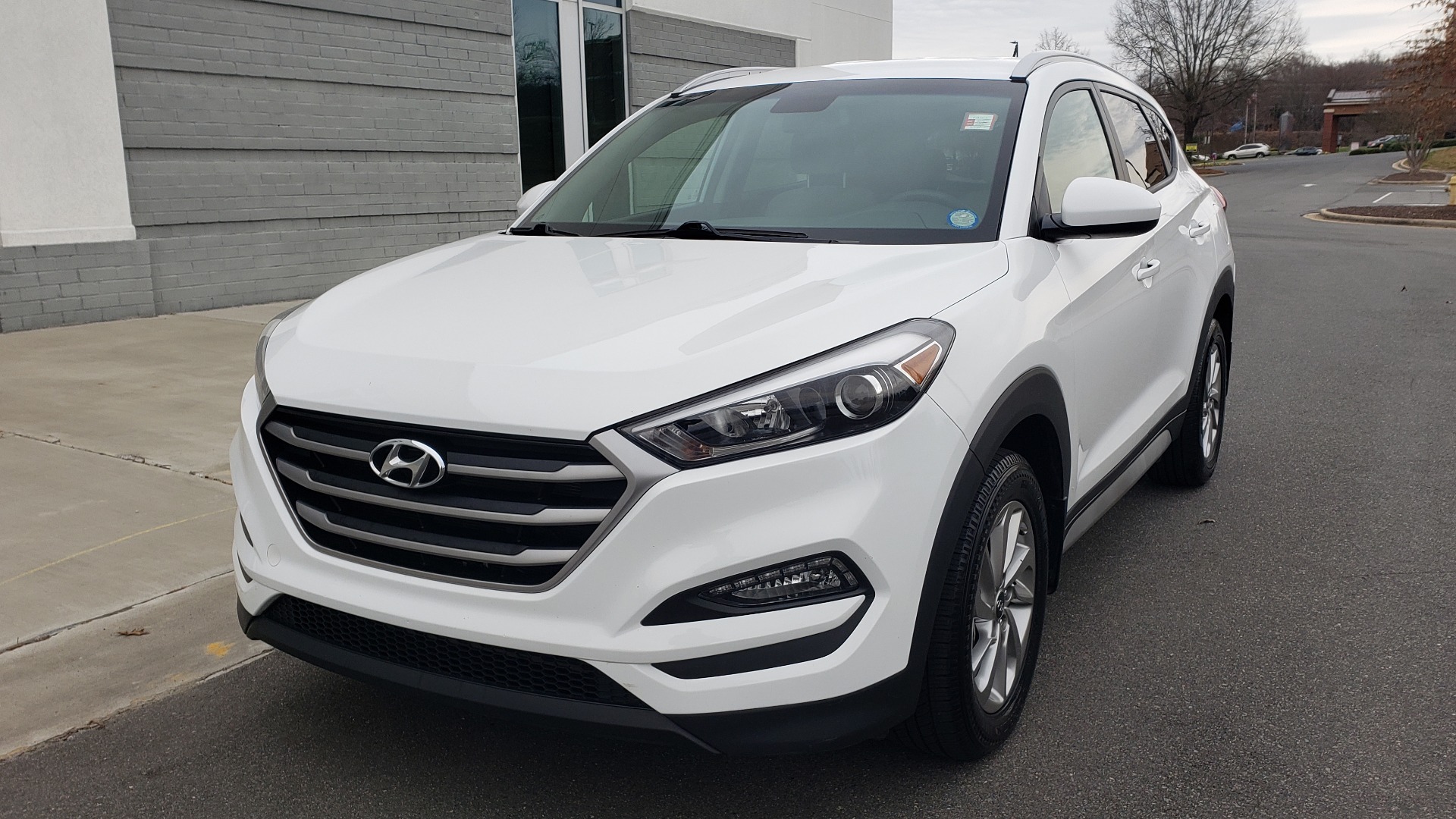Used 2017 Hyundai TUCSON SE / 2.0L / 6-SPD AUTO / CLOTH / REARVIEW CAMERA for sale Sold at Formula Imports in Charlotte NC 28227 3