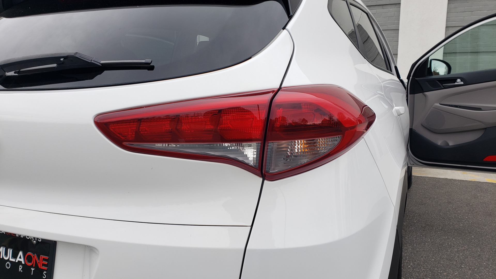 Used 2017 Hyundai TUCSON SE / 2.0L / 6-SPD AUTO / CLOTH / REARVIEW CAMERA for sale Sold at Formula Imports in Charlotte NC 28227 30
