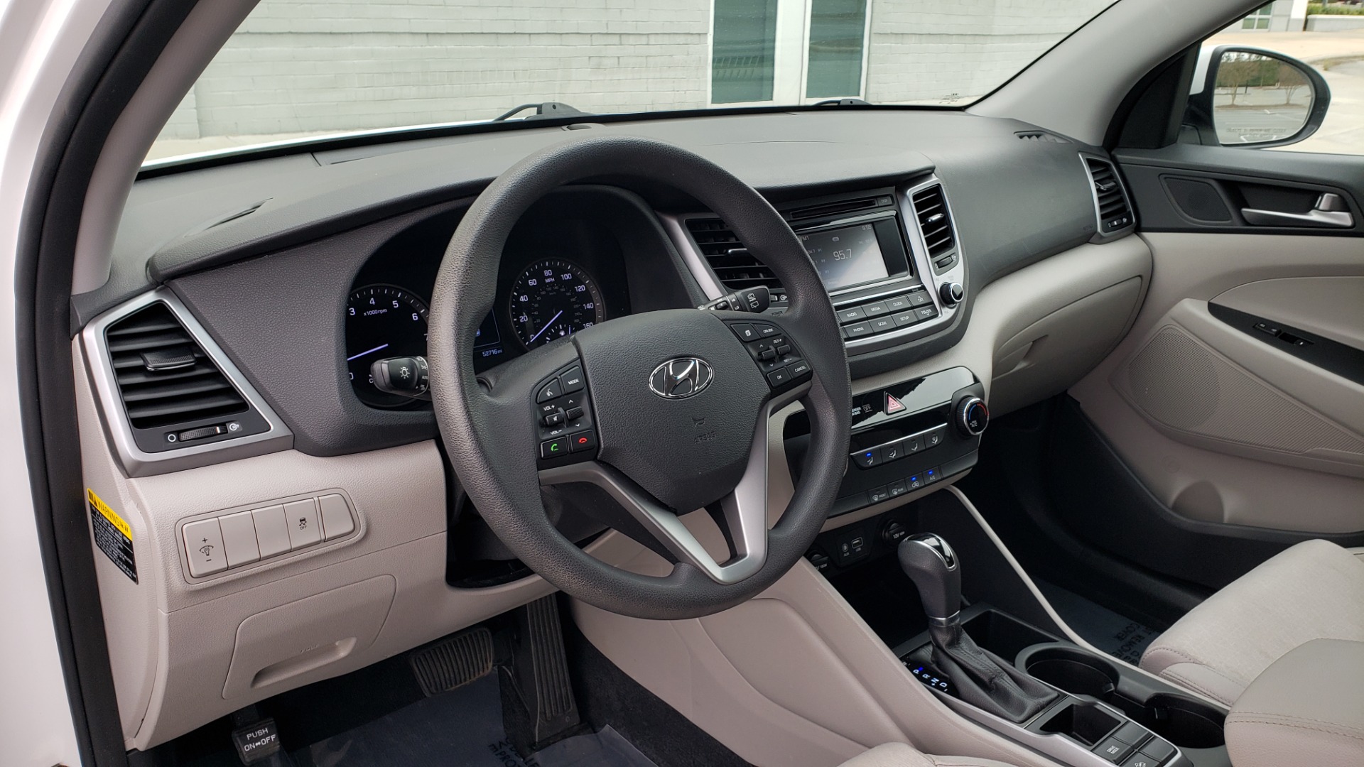 Used 2017 Hyundai TUCSON SE / 2.0L / 6-SPD AUTO / CLOTH / REARVIEW CAMERA for sale Sold at Formula Imports in Charlotte NC 28227 39