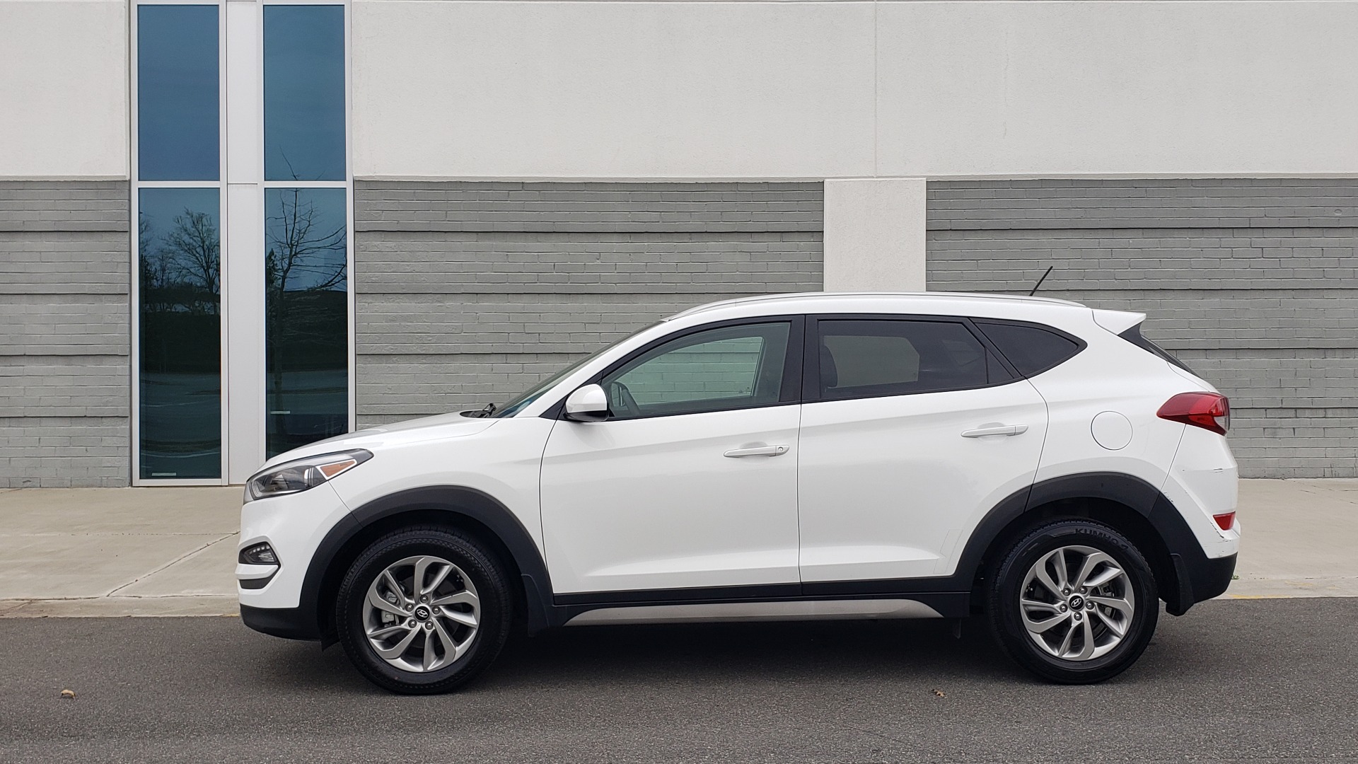 Used 2017 Hyundai TUCSON SE / 2.0L / 6-SPD AUTO / CLOTH / REARVIEW CAMERA for sale Sold at Formula Imports in Charlotte NC 28227 4