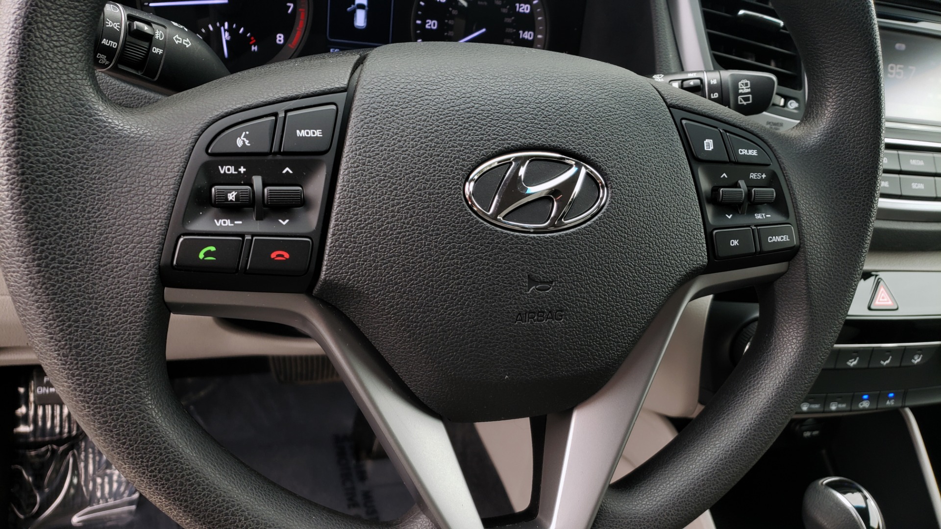 Used 2017 Hyundai TUCSON SE / 2.0L / 6-SPD AUTO / CLOTH / REARVIEW CAMERA for sale Sold at Formula Imports in Charlotte NC 28227 41