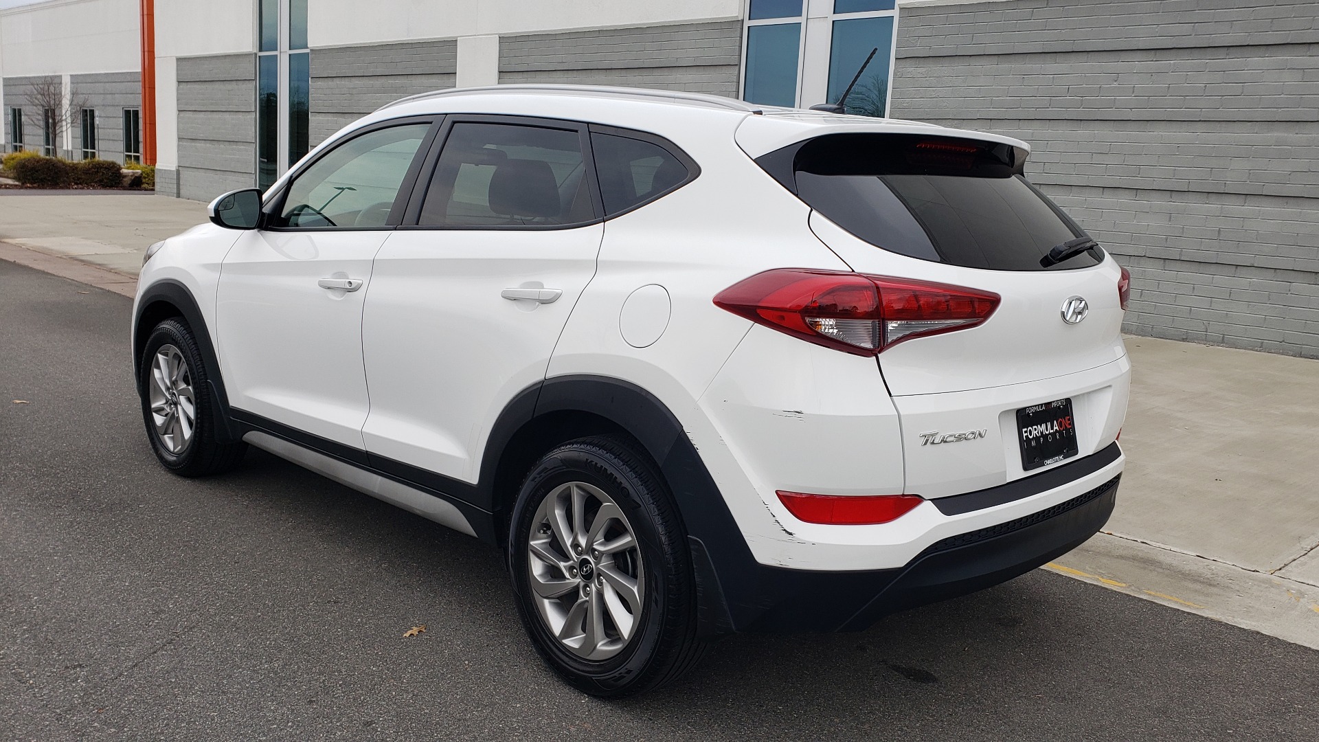 Used 2017 Hyundai TUCSON SE / 2.0L / 6-SPD AUTO / CLOTH / REARVIEW CAMERA for sale Sold at Formula Imports in Charlotte NC 28227 5