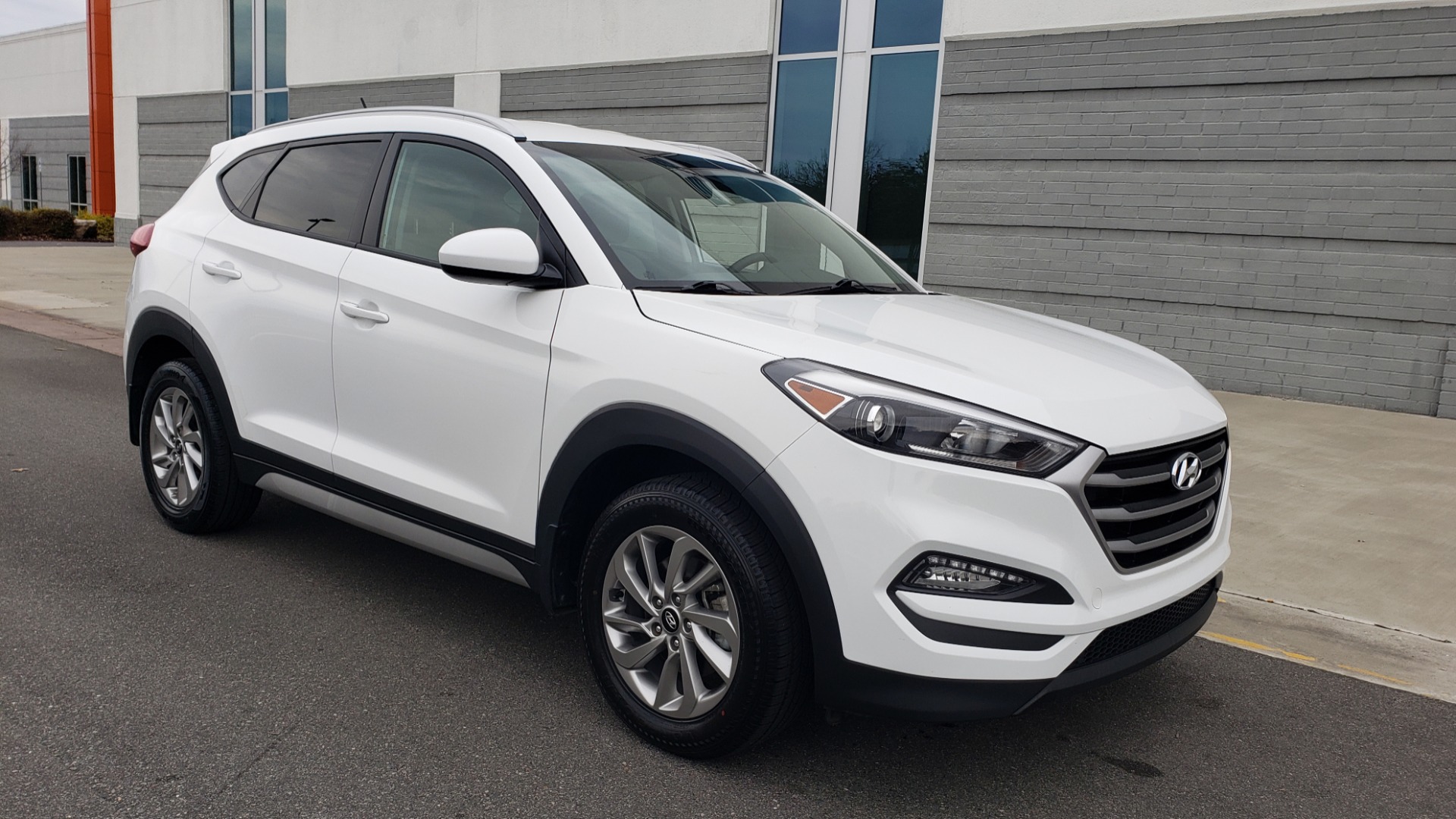 Used 2017 Hyundai TUCSON SE / 2.0L / 6-SPD AUTO / CLOTH / REARVIEW CAMERA for sale Sold at Formula Imports in Charlotte NC 28227 6