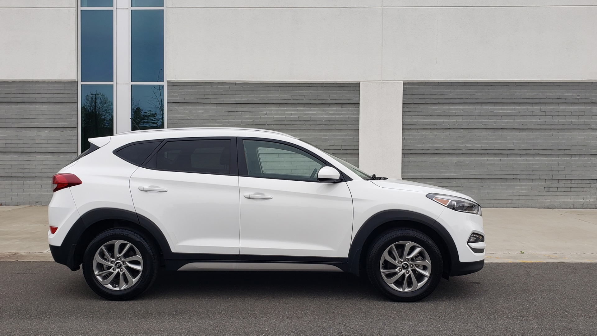 Used 2017 Hyundai TUCSON SE / 2.0L / 6-SPD AUTO / CLOTH / REARVIEW CAMERA for sale Sold at Formula Imports in Charlotte NC 28227 7