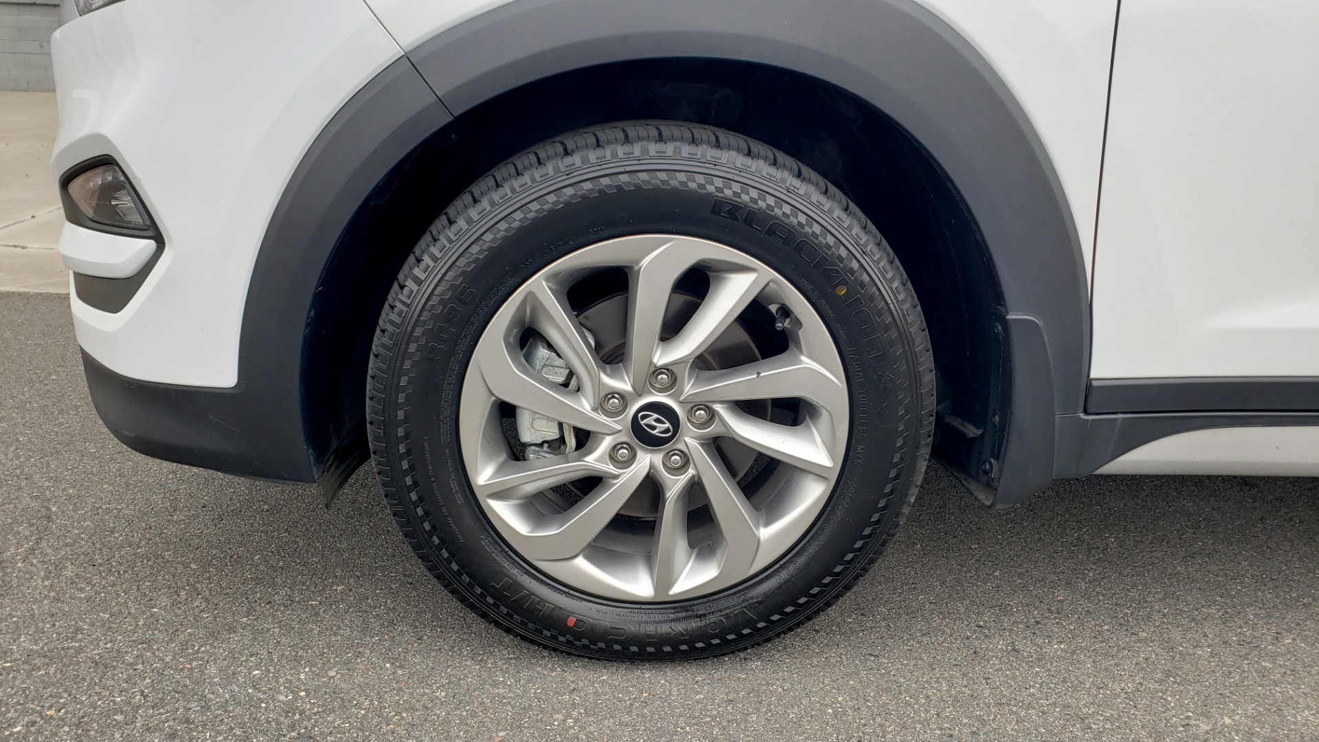 Used 2017 Hyundai TUCSON SE / 2.0L / 6-SPD AUTO / CLOTH / REARVIEW CAMERA for sale Sold at Formula Imports in Charlotte NC 28227 75