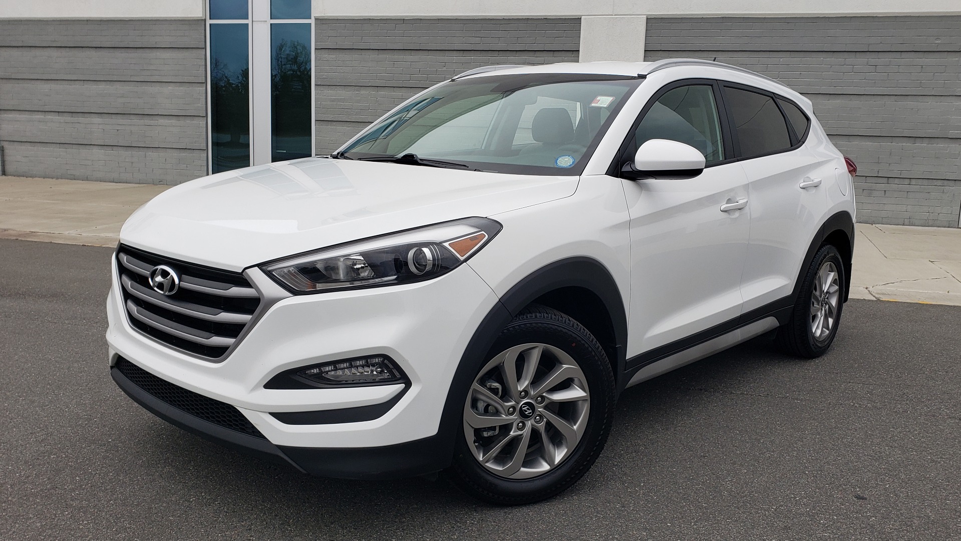 Used 2017 Hyundai TUCSON SE / 2.0L / 6-SPD AUTO / CLOTH / REARVIEW CAMERA for sale Sold at Formula Imports in Charlotte NC 28227 1