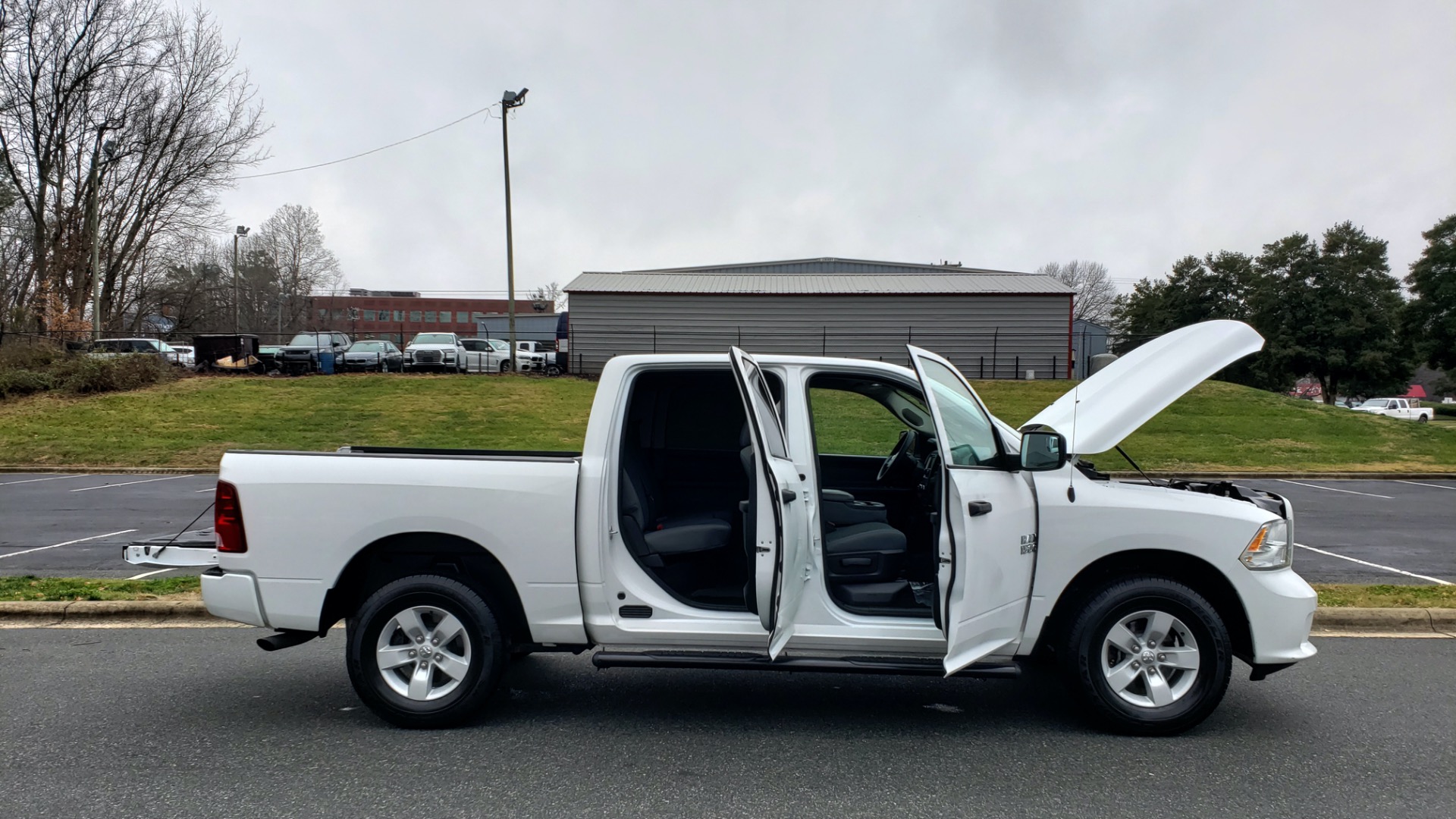 Used 2016 Ram 1500 EXPRESS / CREW CAB / 4X4 / BED LINER / 32-GALLON TANK for sale Sold at Formula Imports in Charlotte NC 28227 16
