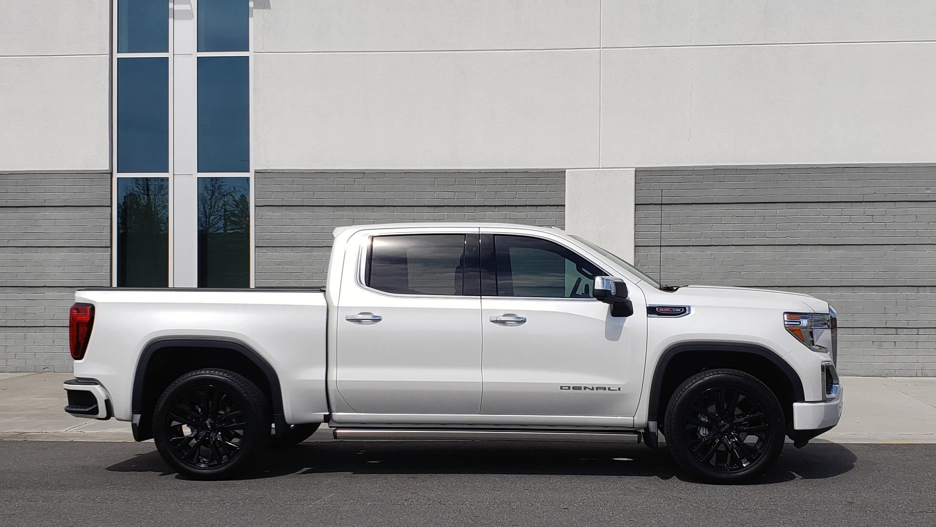 Used 2020 GMC SIERRA 1500 DENALI 4X4 CREWCAB 6.2L V8 / TECH / NAV / SUNROOF / DRVR ALERT II for sale Sold at Formula Imports in Charlotte NC 28227 7