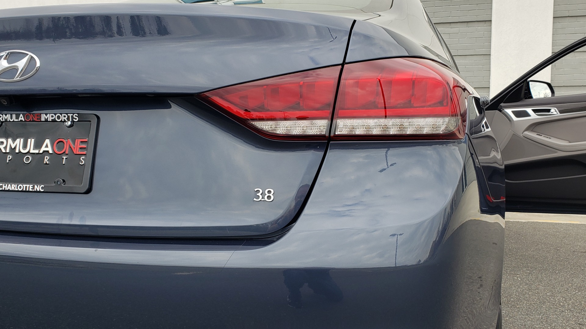 Used 2015 Hyundai GENESIS 3.8L V6 / RWD / SIGNATURE PKG / PANO-ROOF / REARVIEW for sale Sold at Formula Imports in Charlotte NC 28227 25