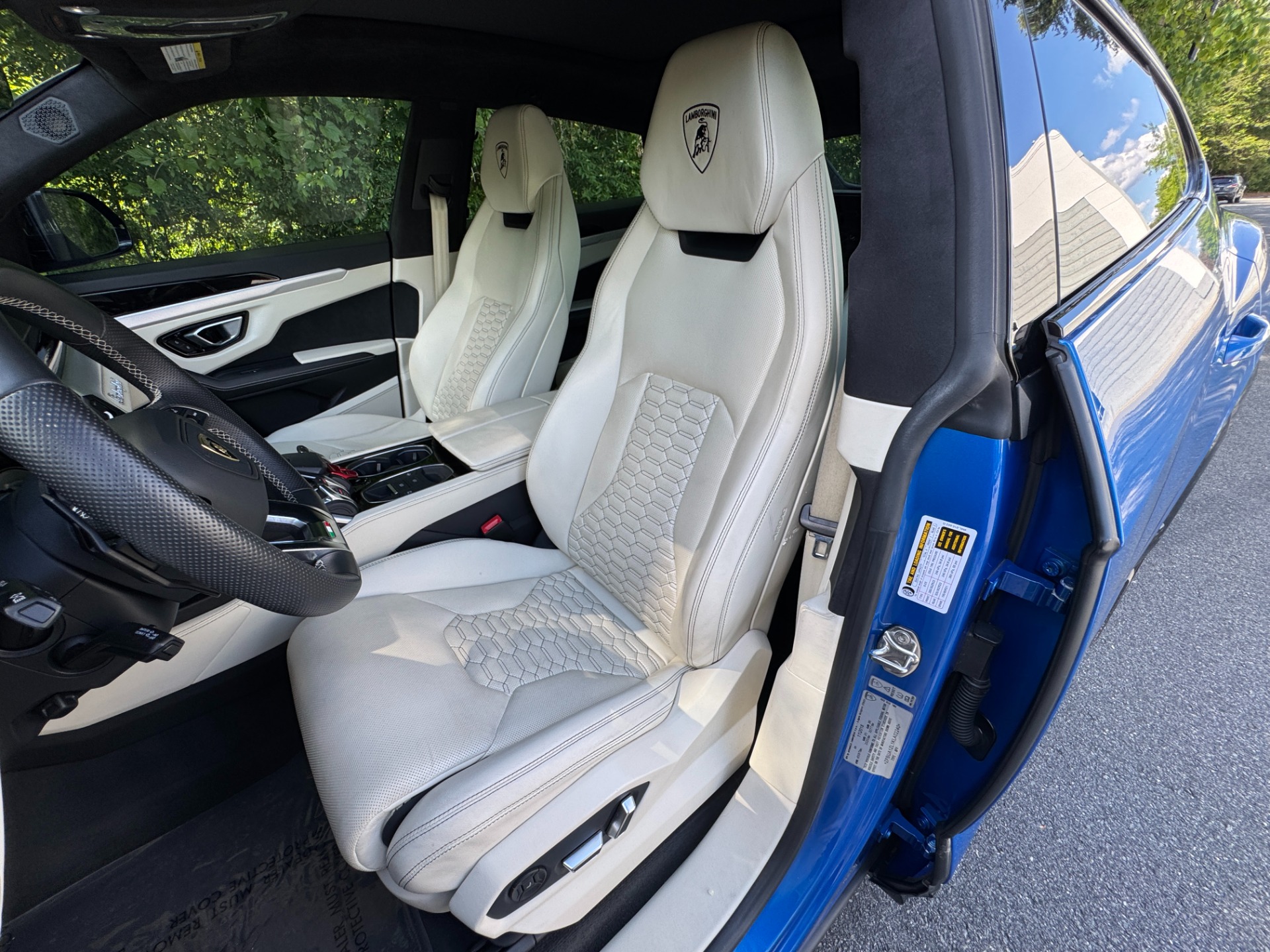 Used 2019 Lamborghini Urus ADVANCED 3D SOUND / 23IN WHEELS / ADAS for sale $162,000 at Formula Imports in Charlotte NC 28227 25