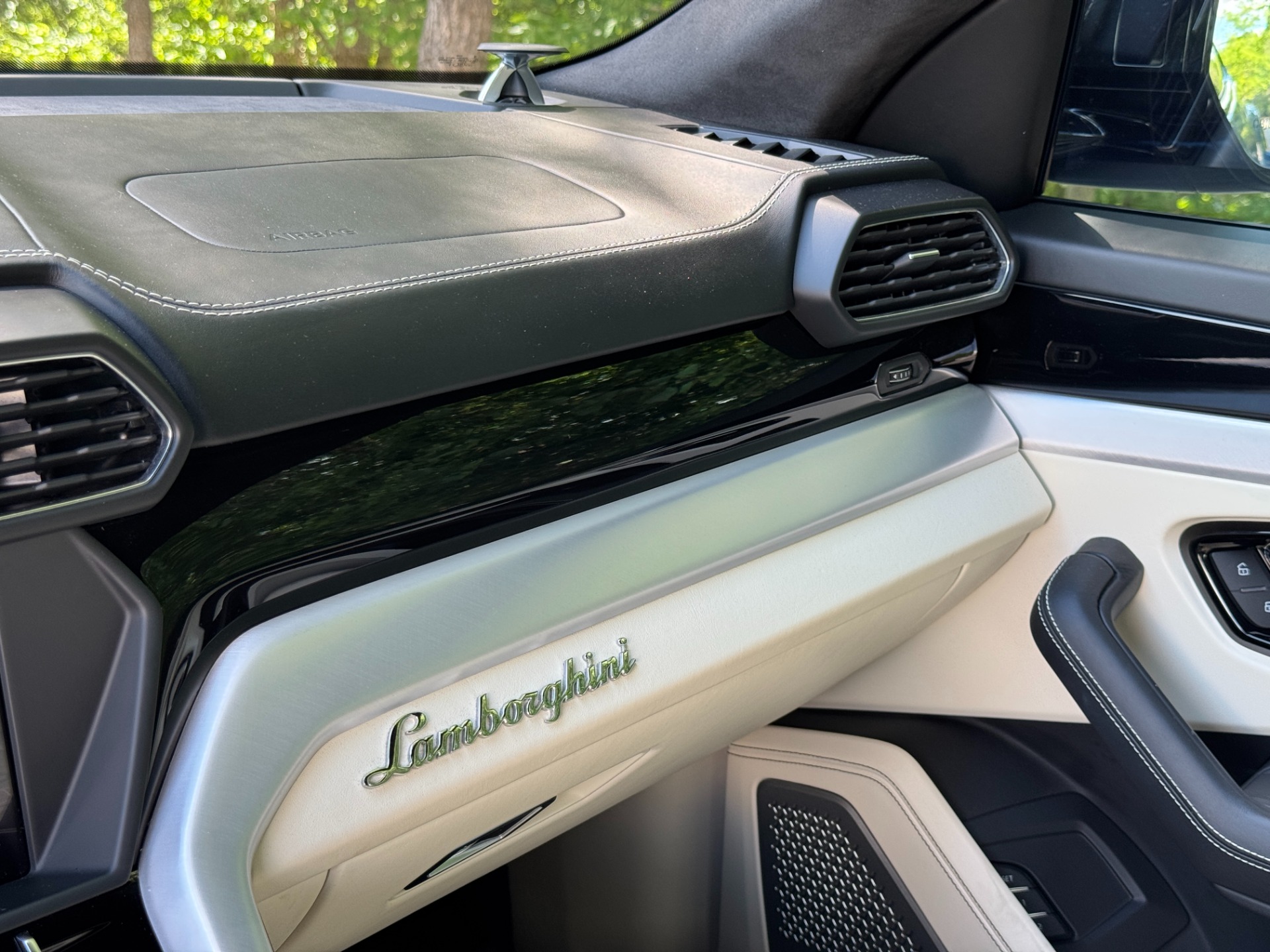Used 2019 Lamborghini Urus ADVANCED 3D SOUND / 23IN WHEELS / ADAS for sale $162,000 at Formula Imports in Charlotte NC 28227 40