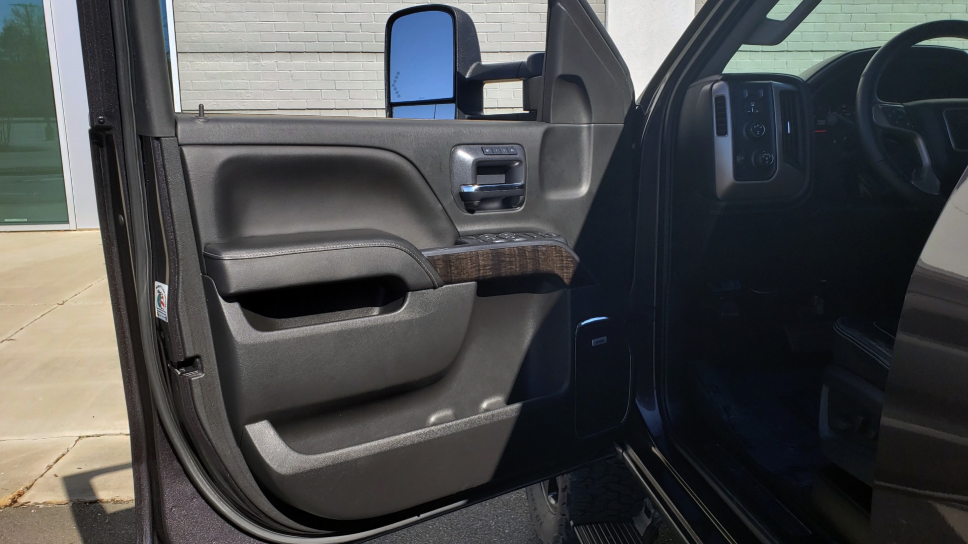 Used 2015 GMC SIERRA 2500HD DENALI 4WD CREWCAB / 6.6L DURAMAX / 6-SPD AUTO / NAV / BOSE for sale Sold at Formula Imports in Charlotte NC 28227 36