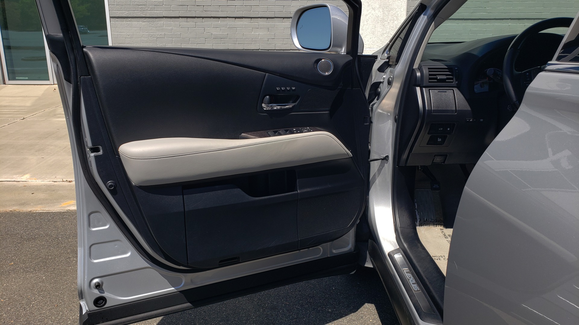 Used 2015 Lexus RX 450H AWD / PREM PKG / NAV / PARK ASST / HUD / BLIND SPOT MONITOR for sale Sold at Formula Imports in Charlotte NC 28227 32
