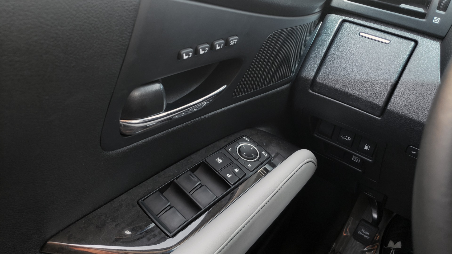 Used 2015 Lexus RX 450H AWD / PREM PKG / NAV / PARK ASST / HUD / BLIND SPOT MONITOR for sale Sold at Formula Imports in Charlotte NC 28227 39
