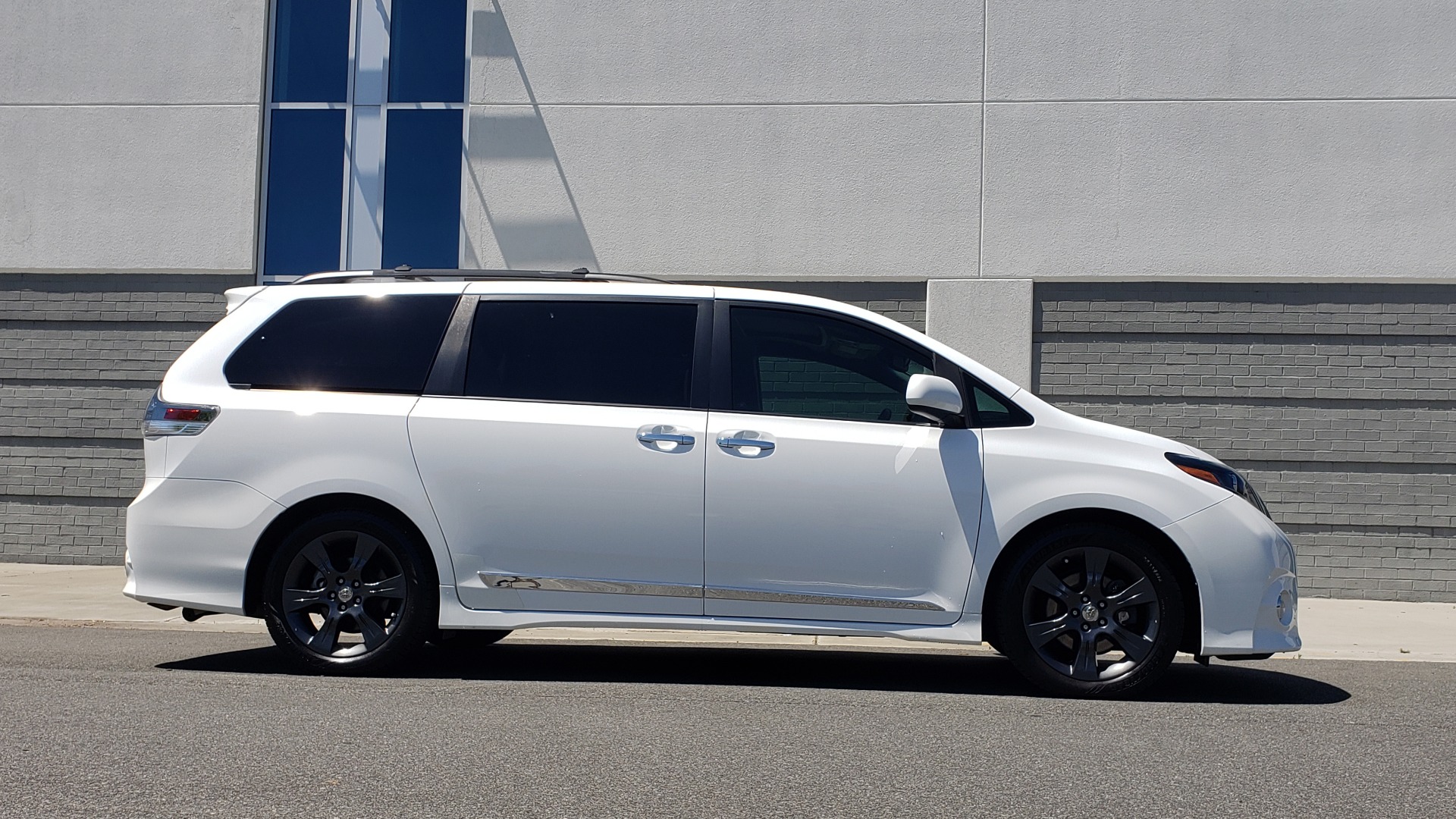 Used 2015 Toyota SIENNA SE 3.5L / FWD / 3-ROWS / 8-PASS / SUNROOF / DVD / REARVIEW for sale Sold at Formula Imports in Charlotte NC 28227 10