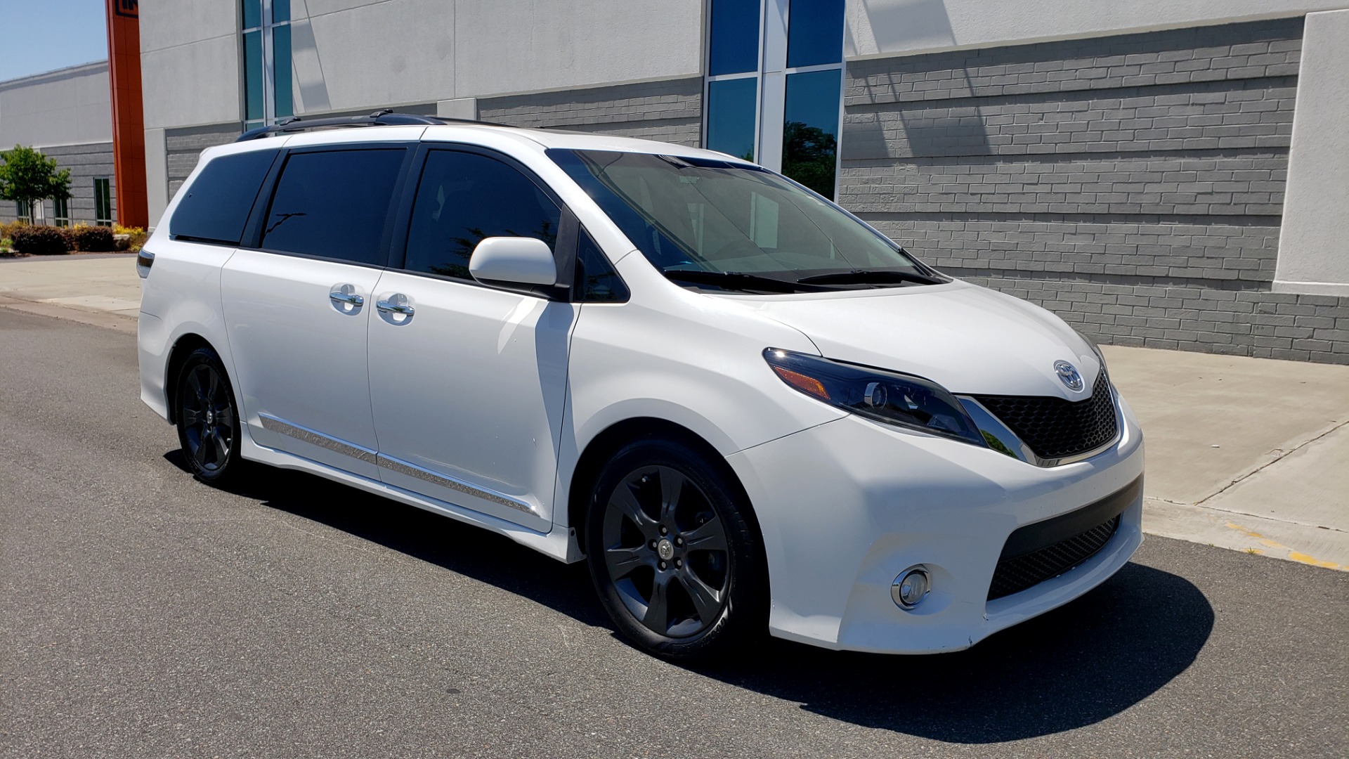 Used 2015 Toyota SIENNA SE 3.5L / FWD / 3-ROWS / 8-PASS / SUNROOF / DVD / REARVIEW for sale Sold at Formula Imports in Charlotte NC 28227 11