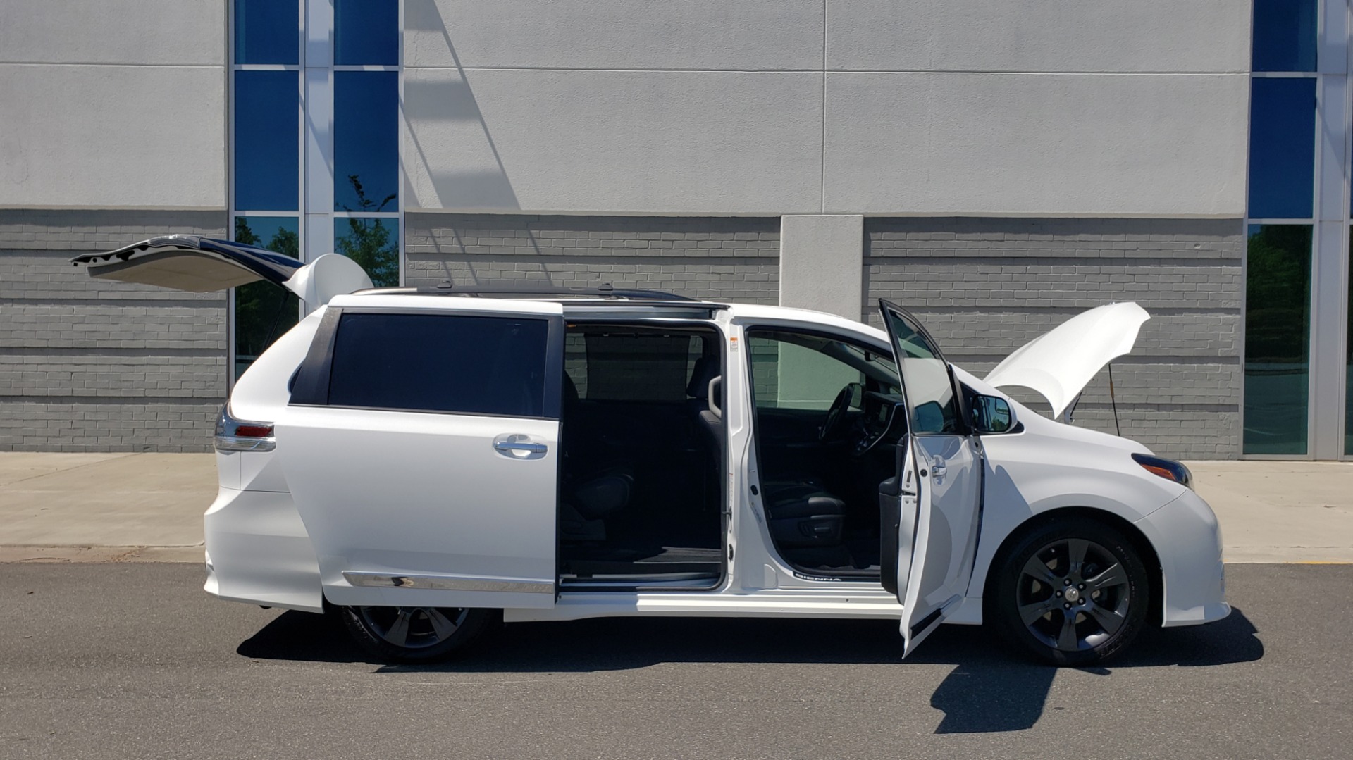 Used 2015 Toyota SIENNA SE 3.5L / FWD / 3-ROWS / 8-PASS / SUNROOF / DVD / REARVIEW for sale Sold at Formula Imports in Charlotte NC 28227 12