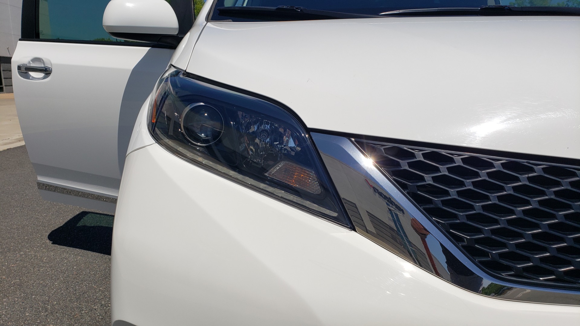 Used 2015 Toyota SIENNA SE 3.5L / FWD / 3-ROWS / 8-PASS / SUNROOF / DVD / REARVIEW for sale Sold at Formula Imports in Charlotte NC 28227 23