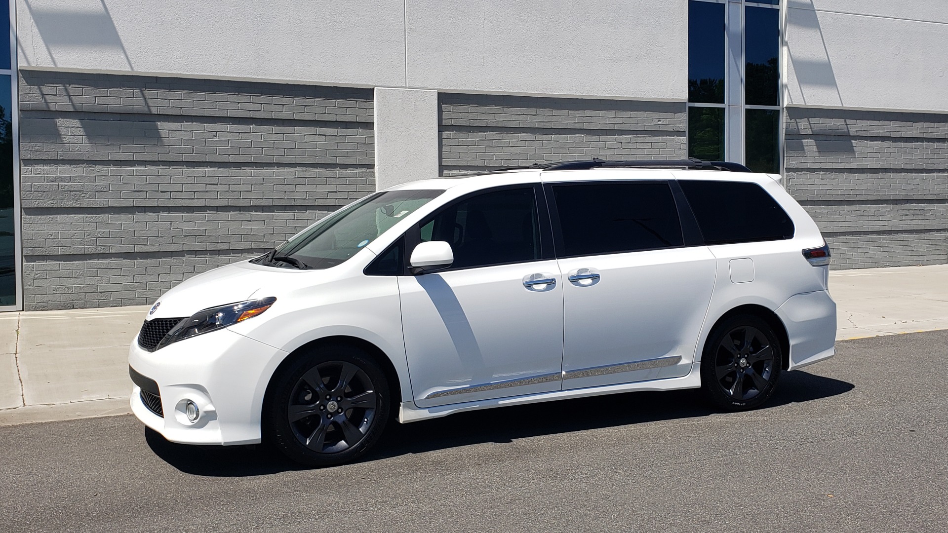 Used 2015 Toyota SIENNA SE 3.5L / FWD / 3-ROWS / 8-PASS / SUNROOF / DVD / REARVIEW for sale Sold at Formula Imports in Charlotte NC 28227 3