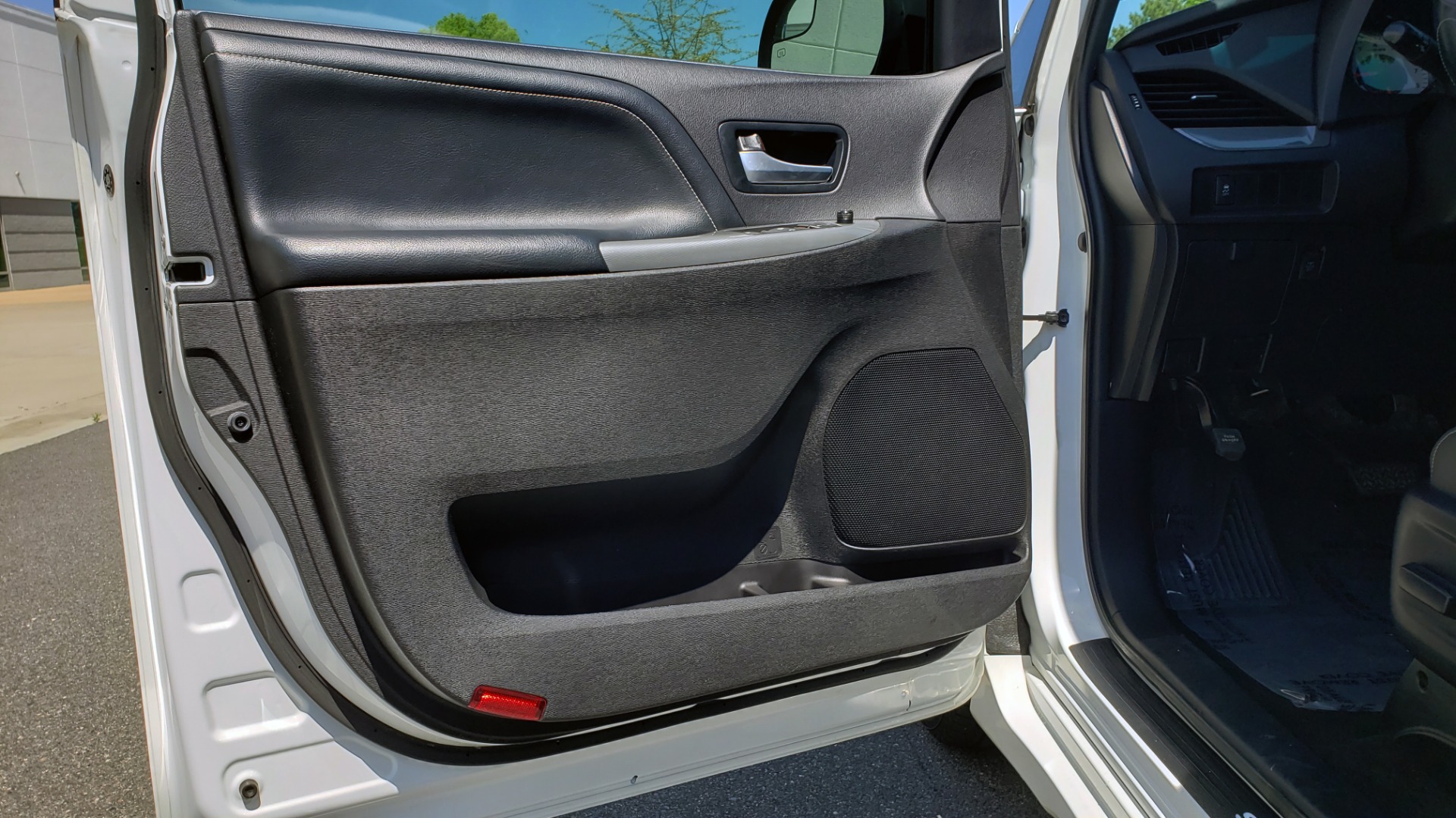 Used 2015 Toyota SIENNA SE 3.5L / FWD / 3-ROWS / 8-PASS / SUNROOF / DVD / REARVIEW for sale Sold at Formula Imports in Charlotte NC 28227 34