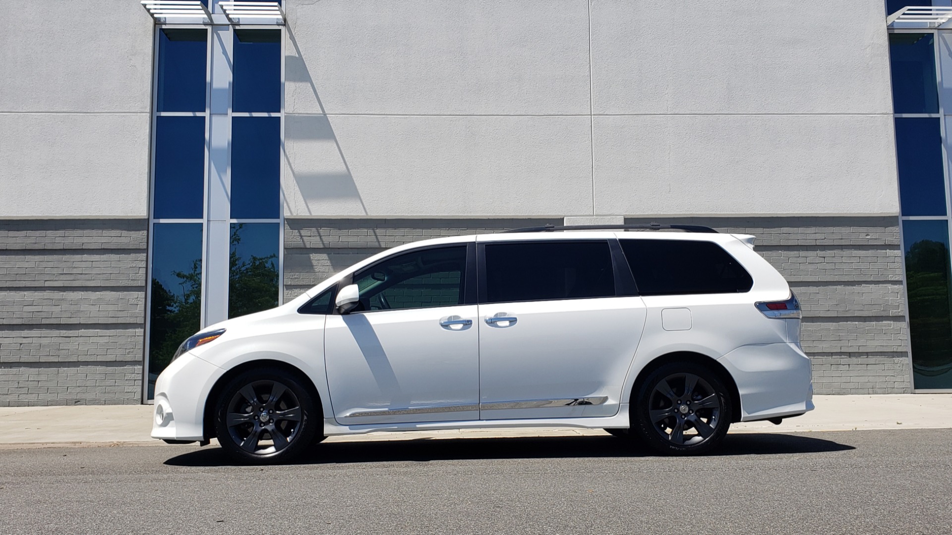 Used 2015 Toyota SIENNA SE 3.5L / FWD / 3-ROWS / 8-PASS / SUNROOF / DVD / REARVIEW for sale Sold at Formula Imports in Charlotte NC 28227 4