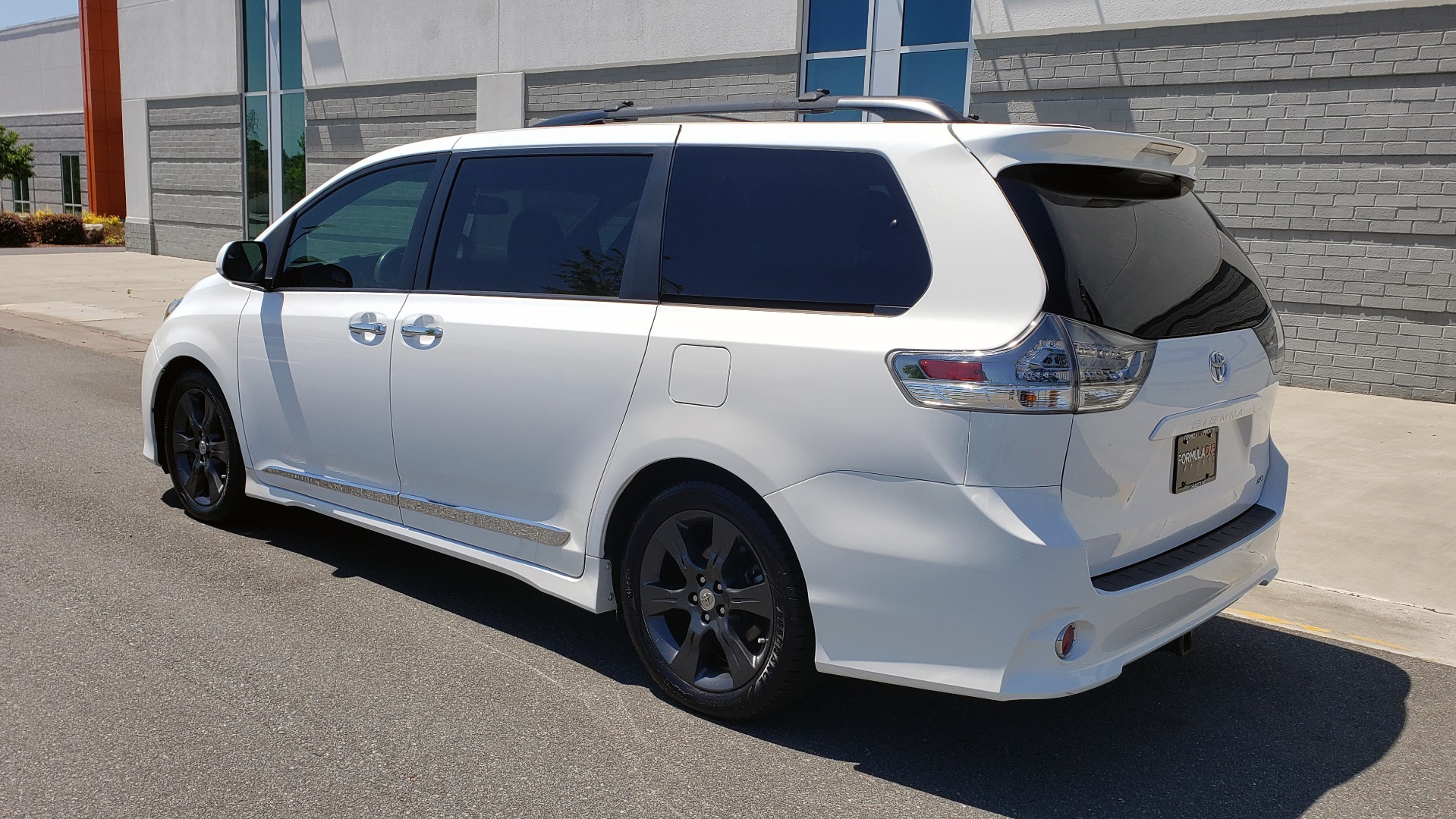 Used 2015 Toyota SIENNA SE 3.5L / FWD / 3-ROWS / 8-PASS / SUNROOF / DVD / REARVIEW for sale Sold at Formula Imports in Charlotte NC 28227 5